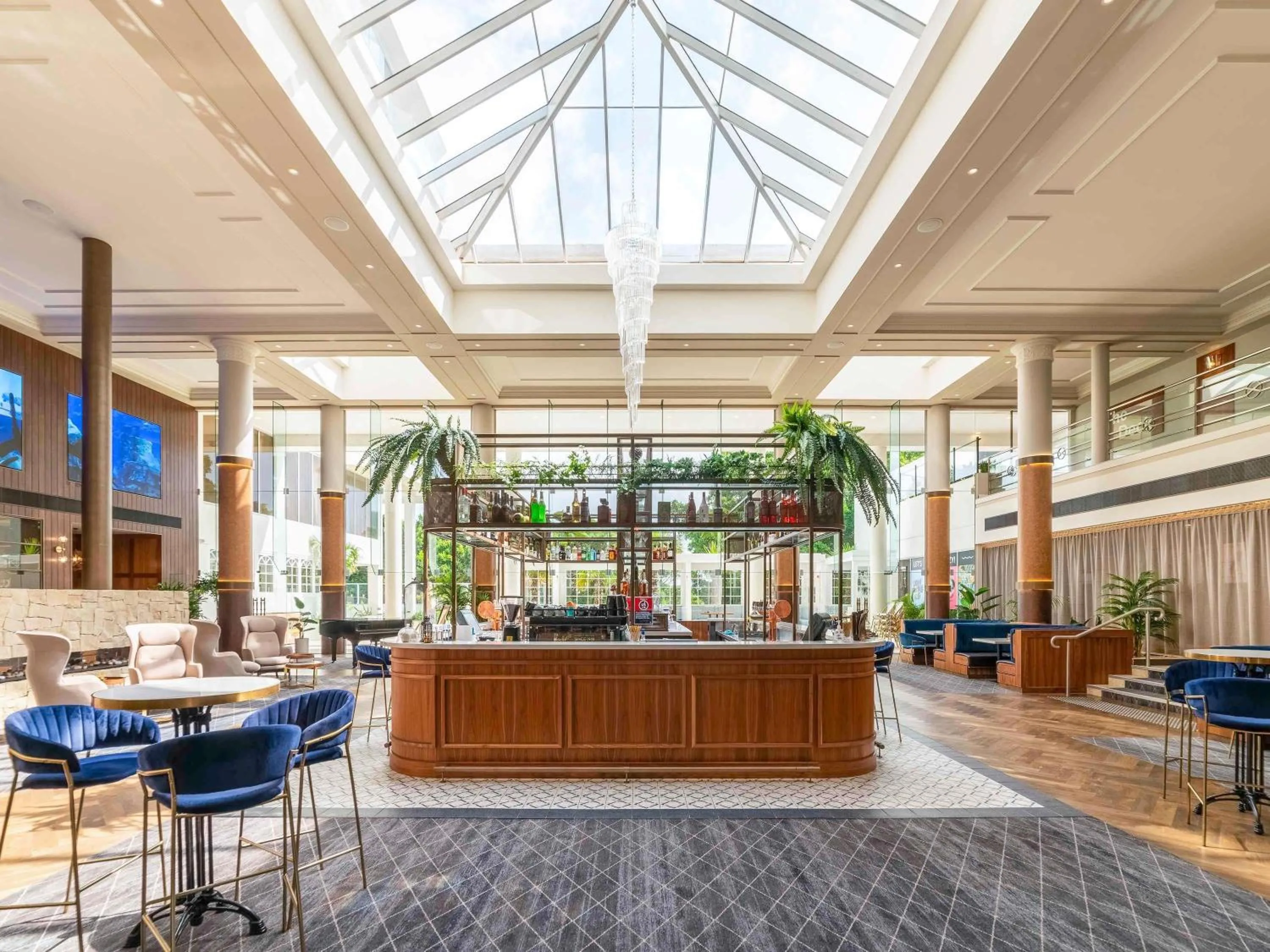 Lounge or bar in Novotel Wollongong Northbeach