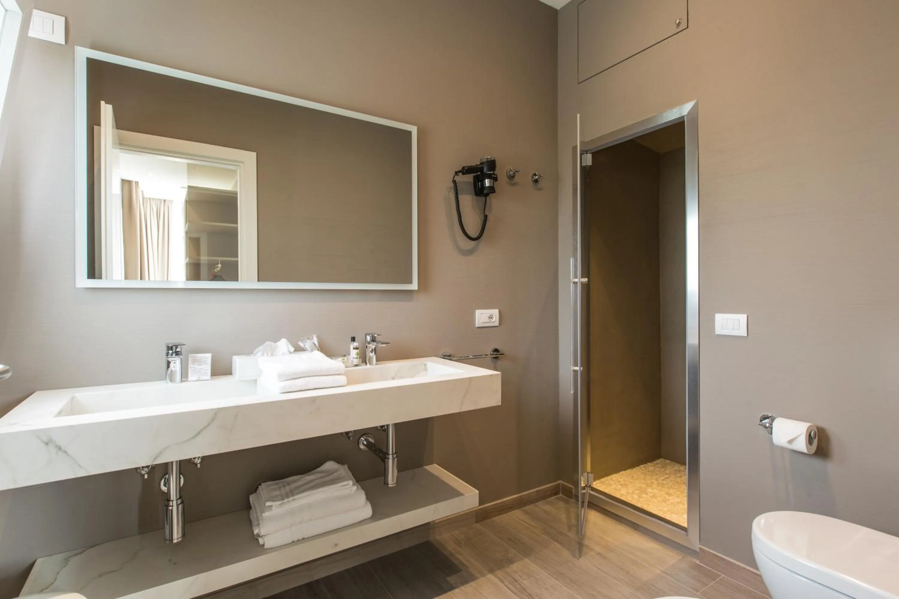 Shower in Hotel Luxor