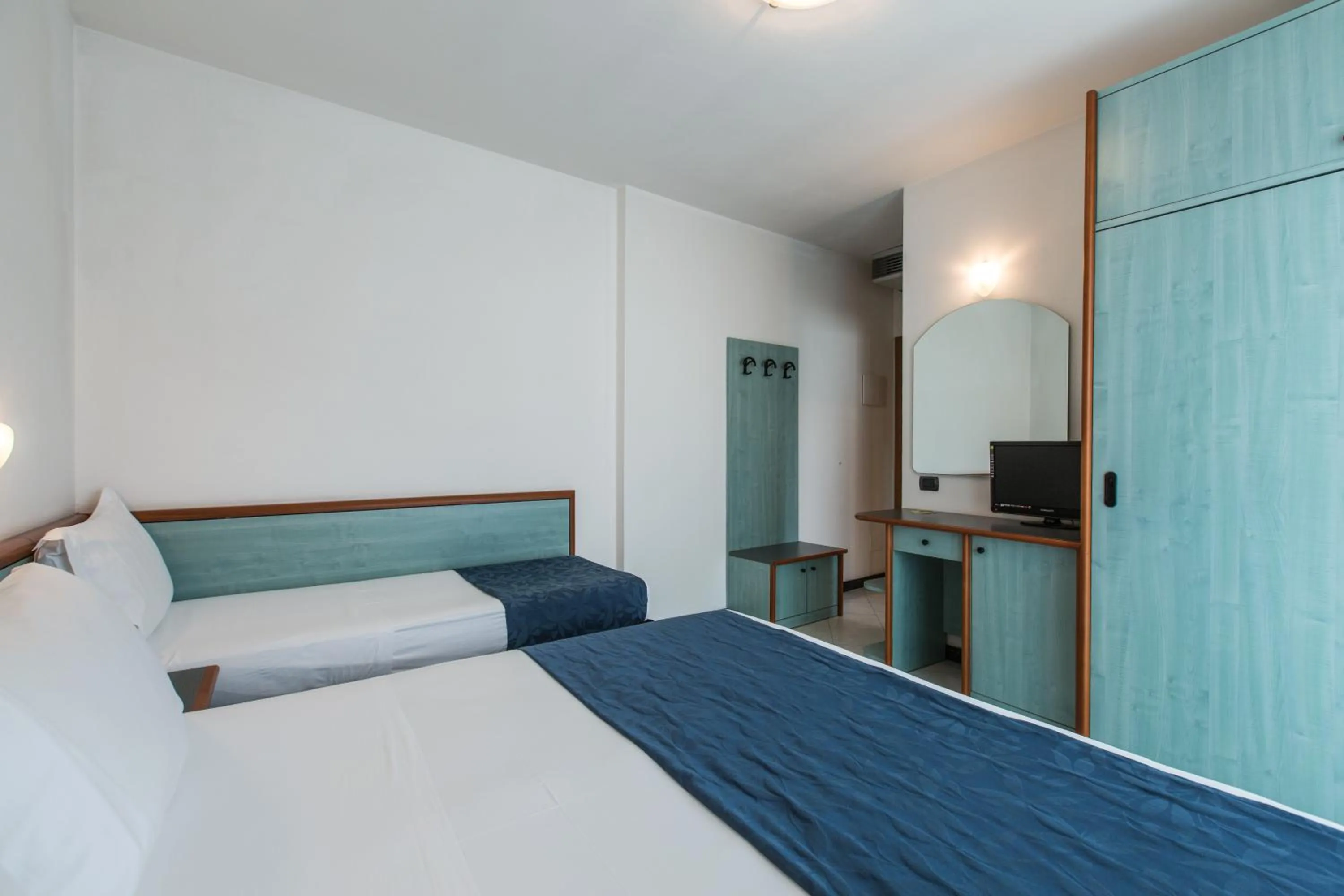 Photo of the whole room, Bed in Hotel Luxor