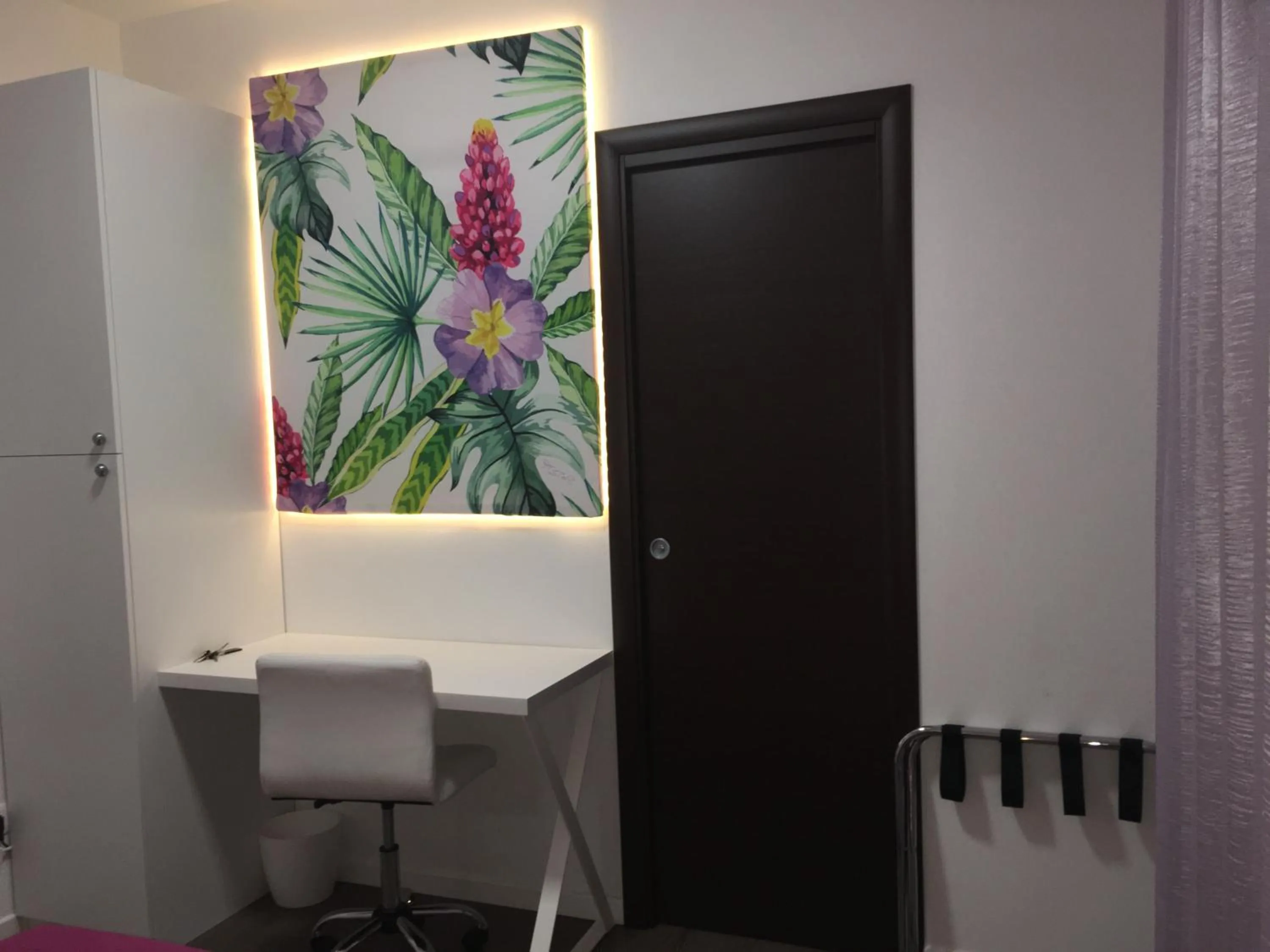 Photo of the whole room in B&B Pitstop