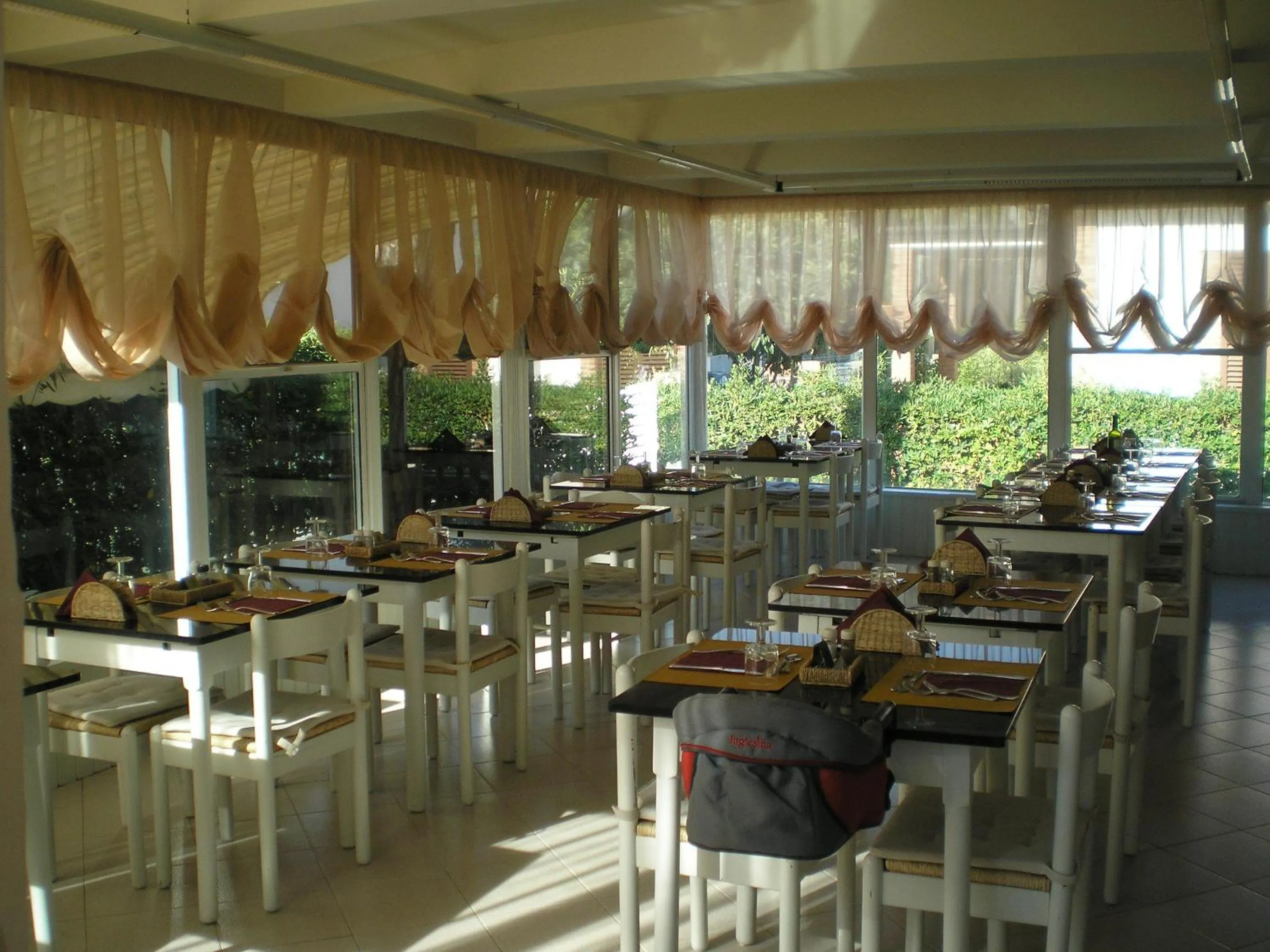 Restaurant/places to eat in Hotel Elizabeth