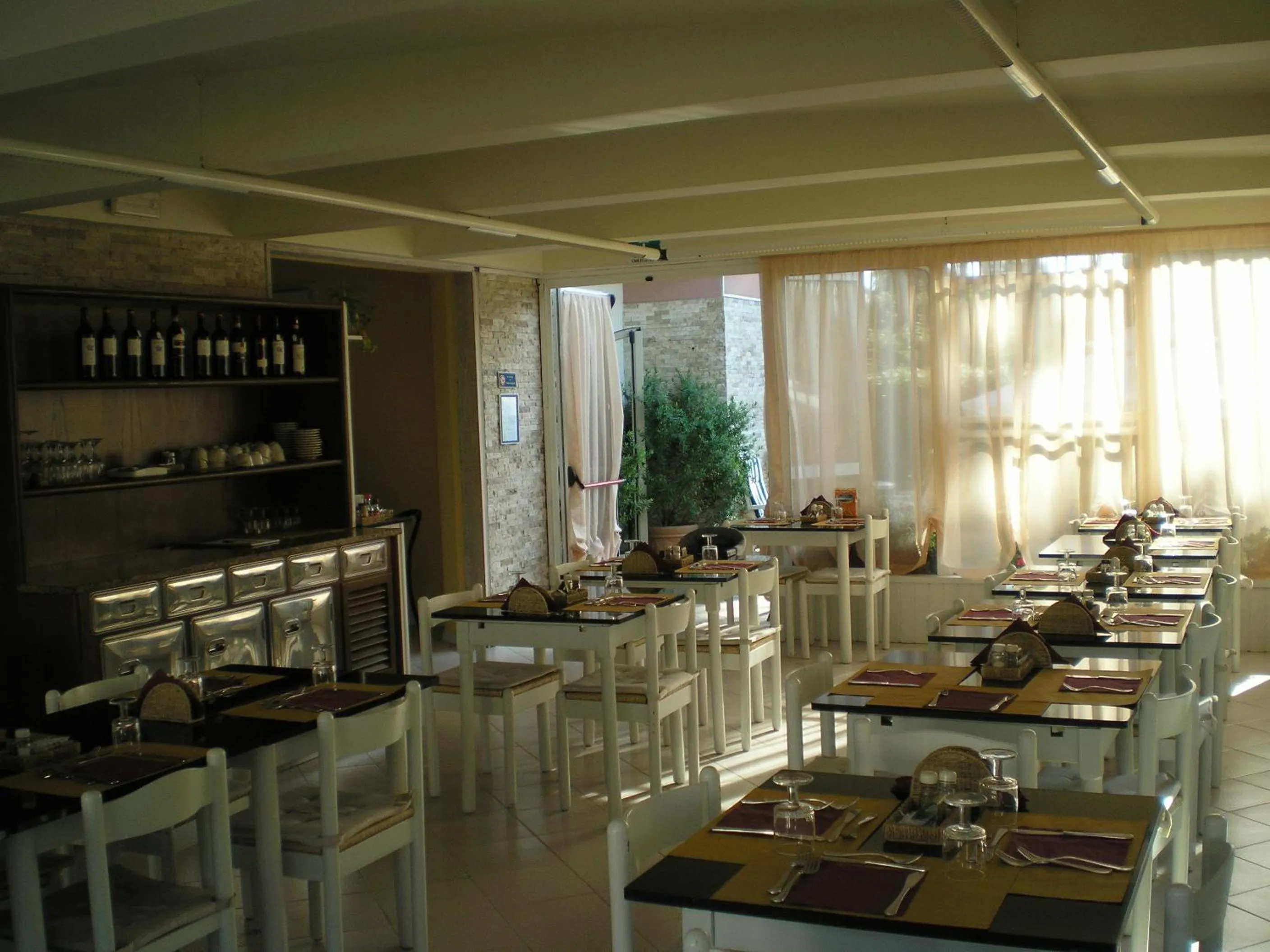 Restaurant/places to eat in Hotel Elizabeth