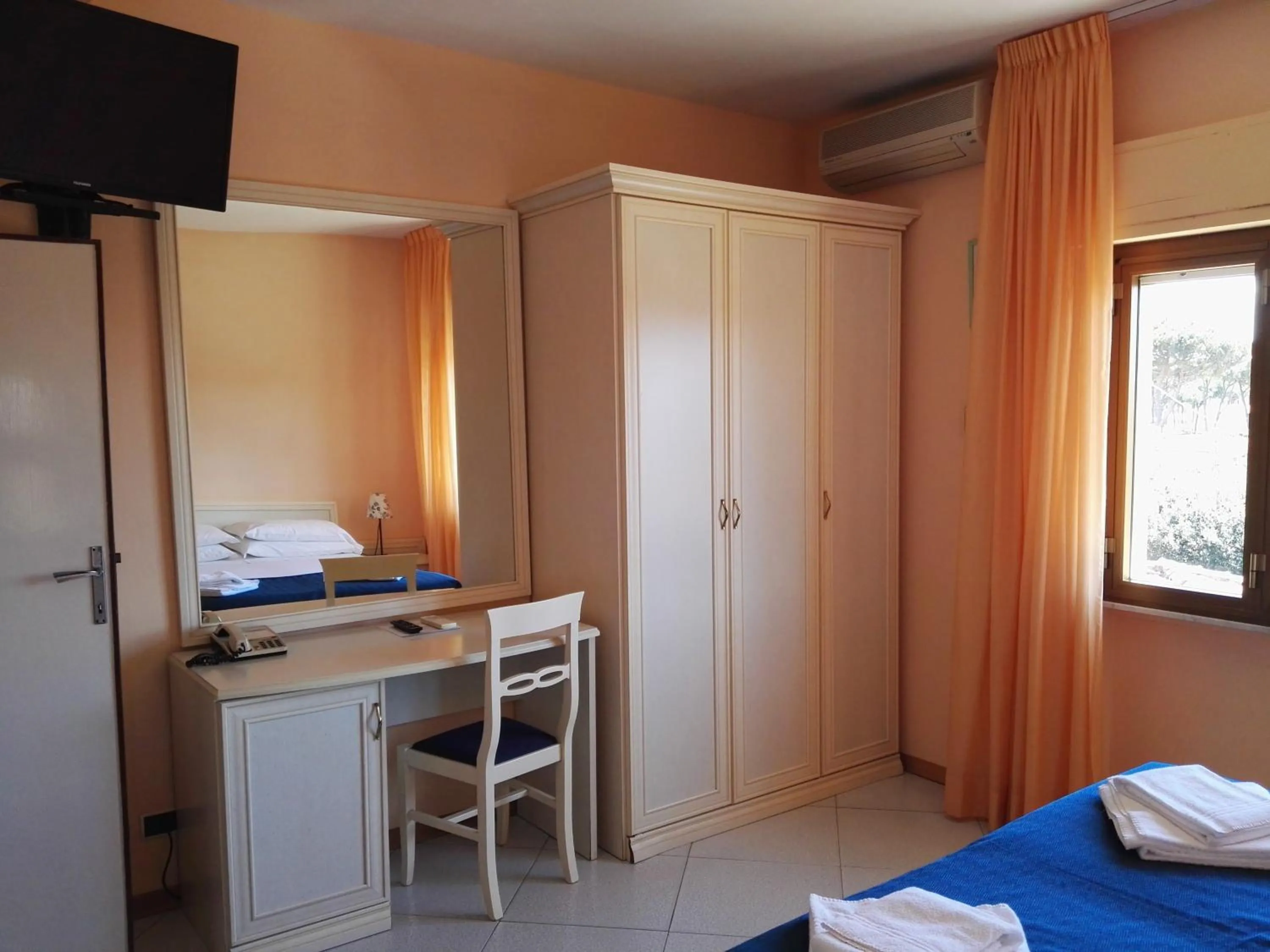 Photo of the whole room, Bed in Hotel Elizabeth