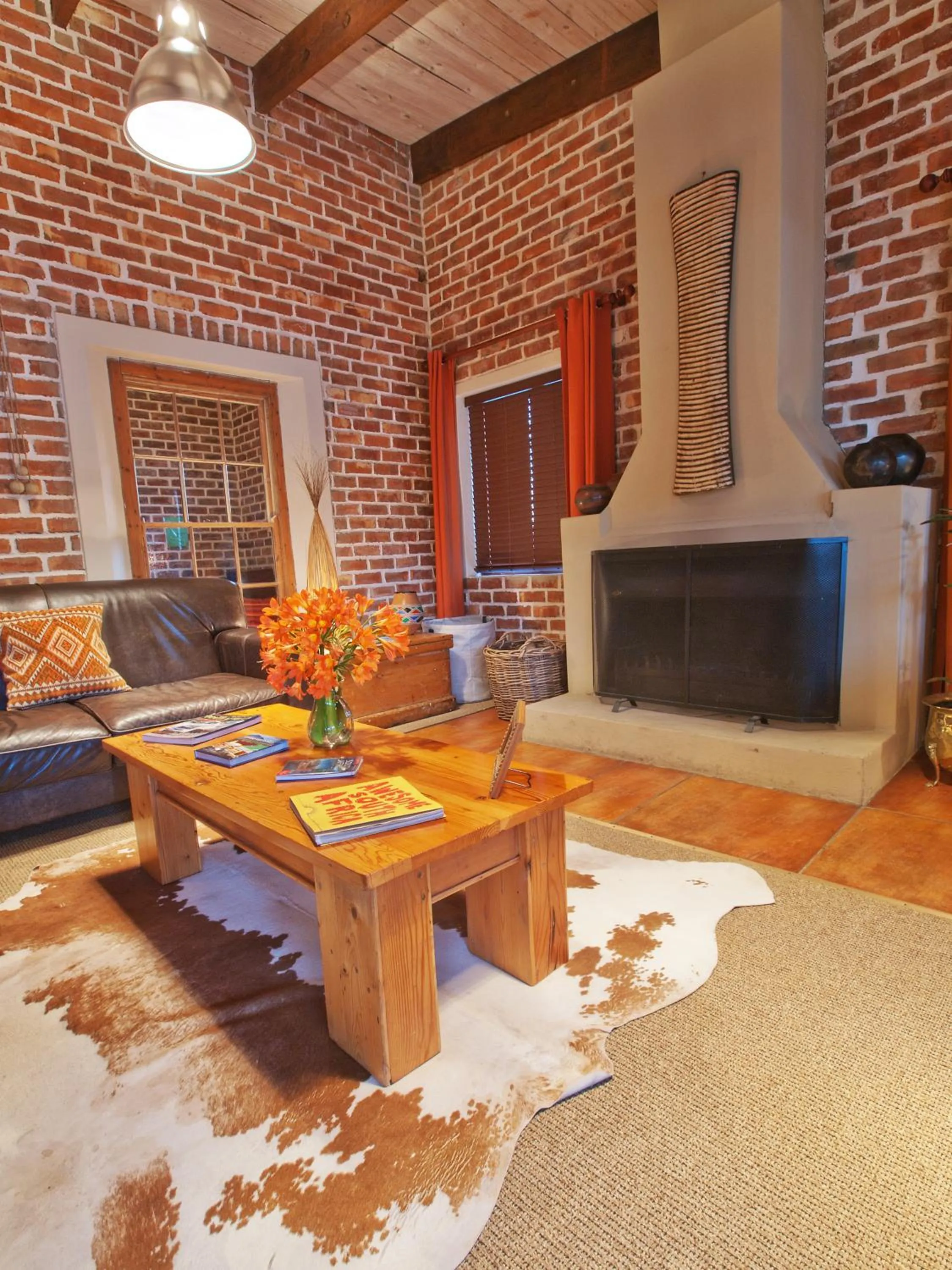 Communal lounge/ TV room in At the Woods Guest House