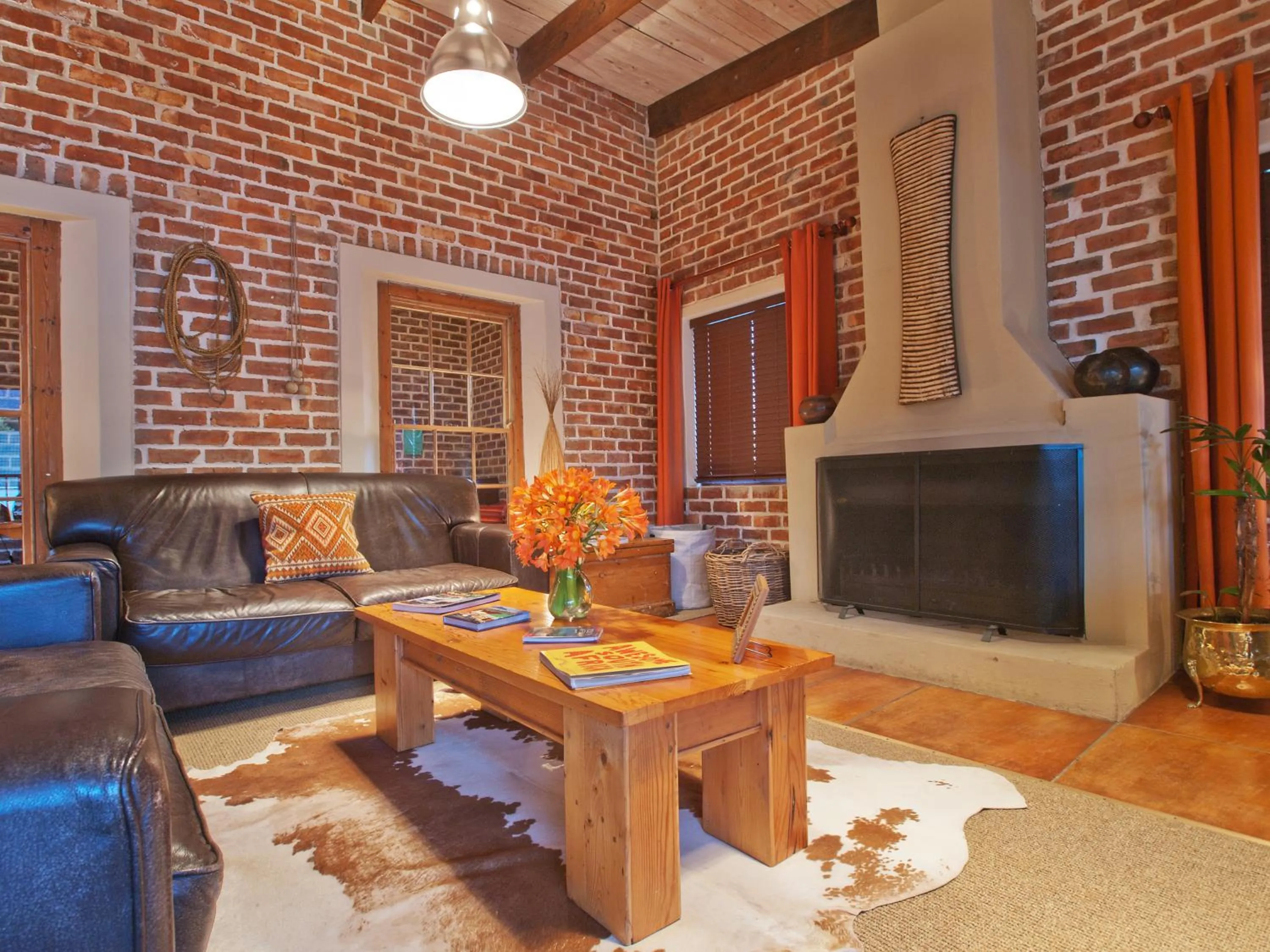 Communal lounge/ TV room in At the Woods Guest House