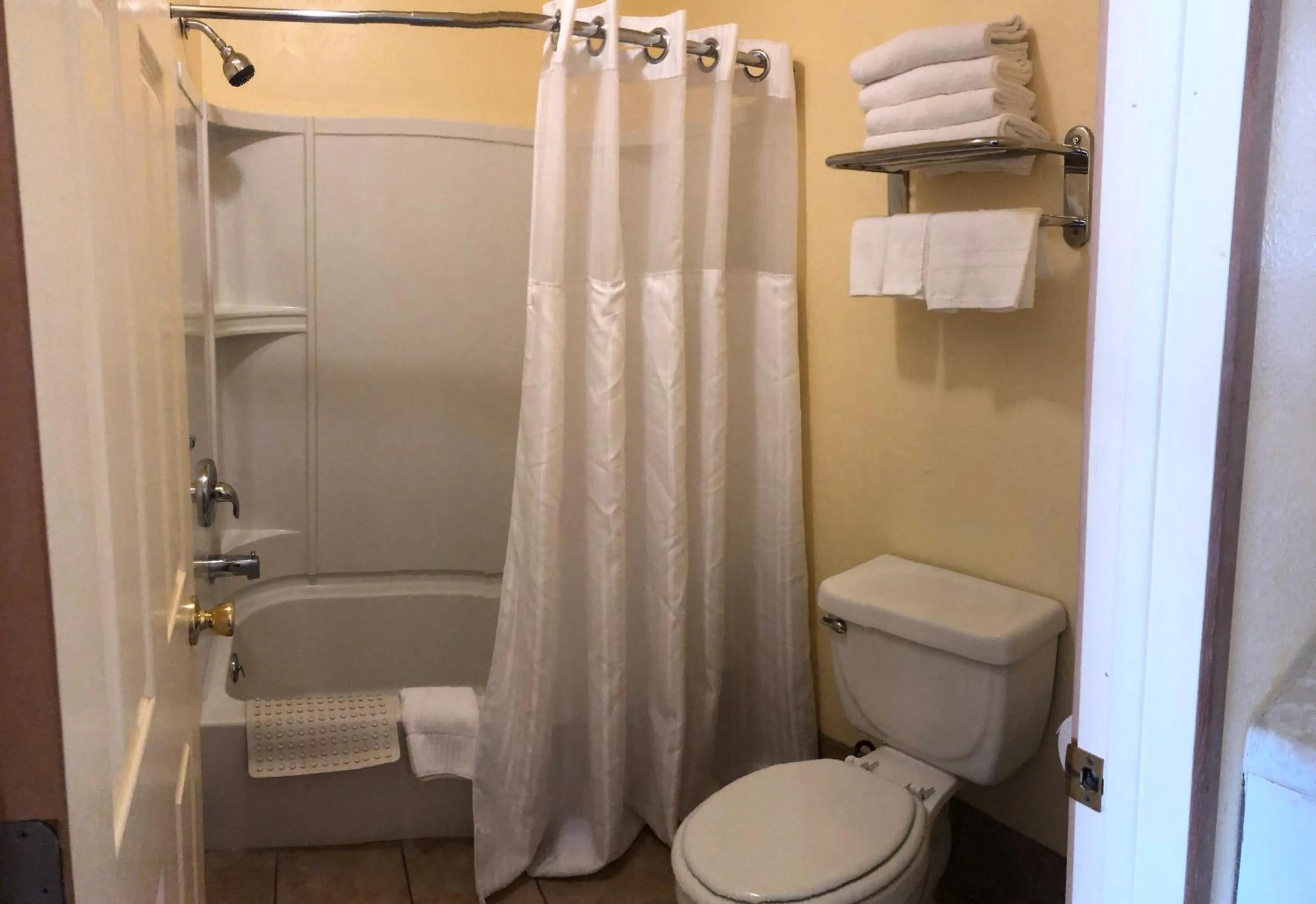 Bathroom in Value Inn Motel EUGENE AIRPORT