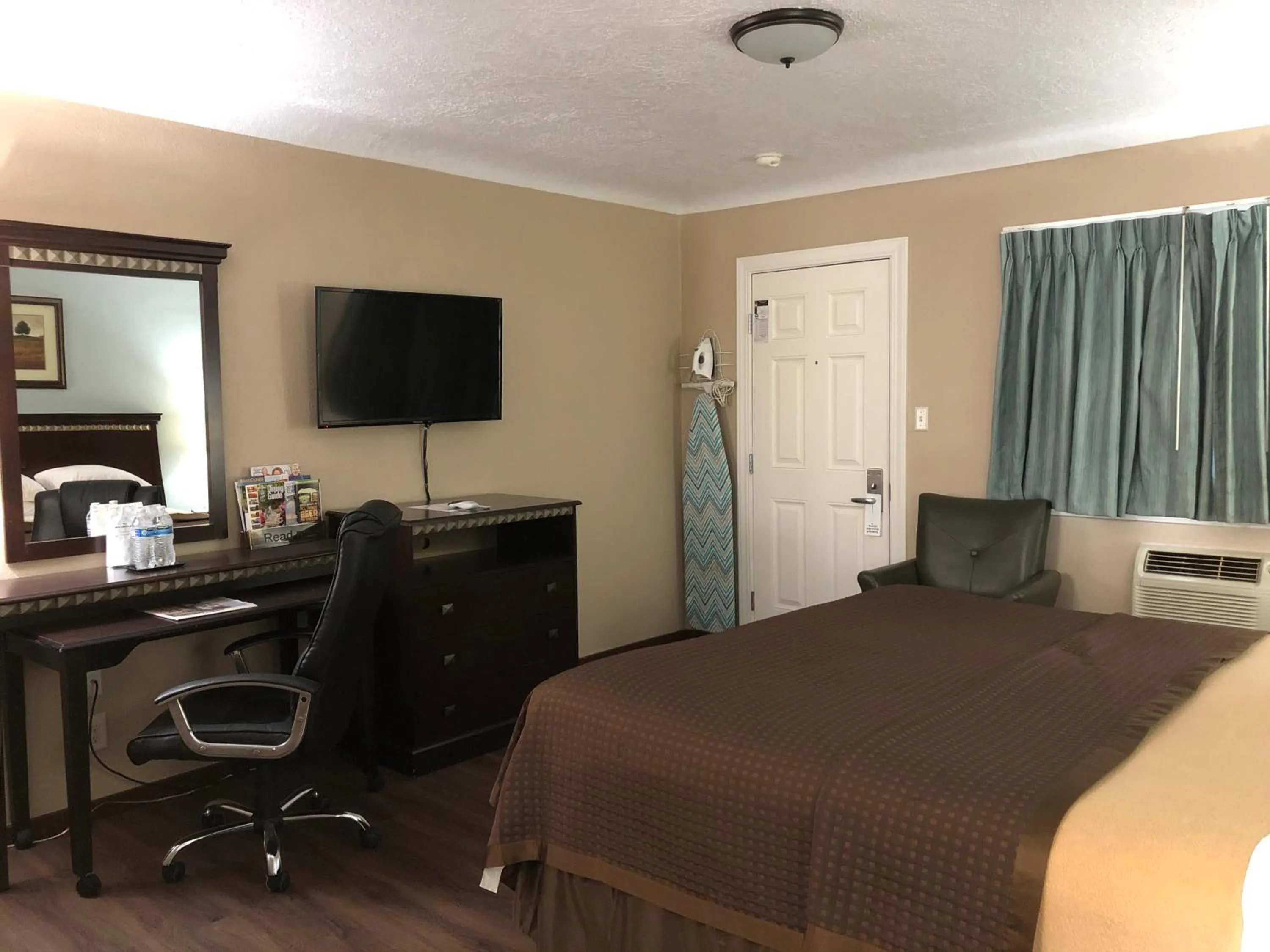 Bed in Value Inn Motel EUGENE AIRPORT