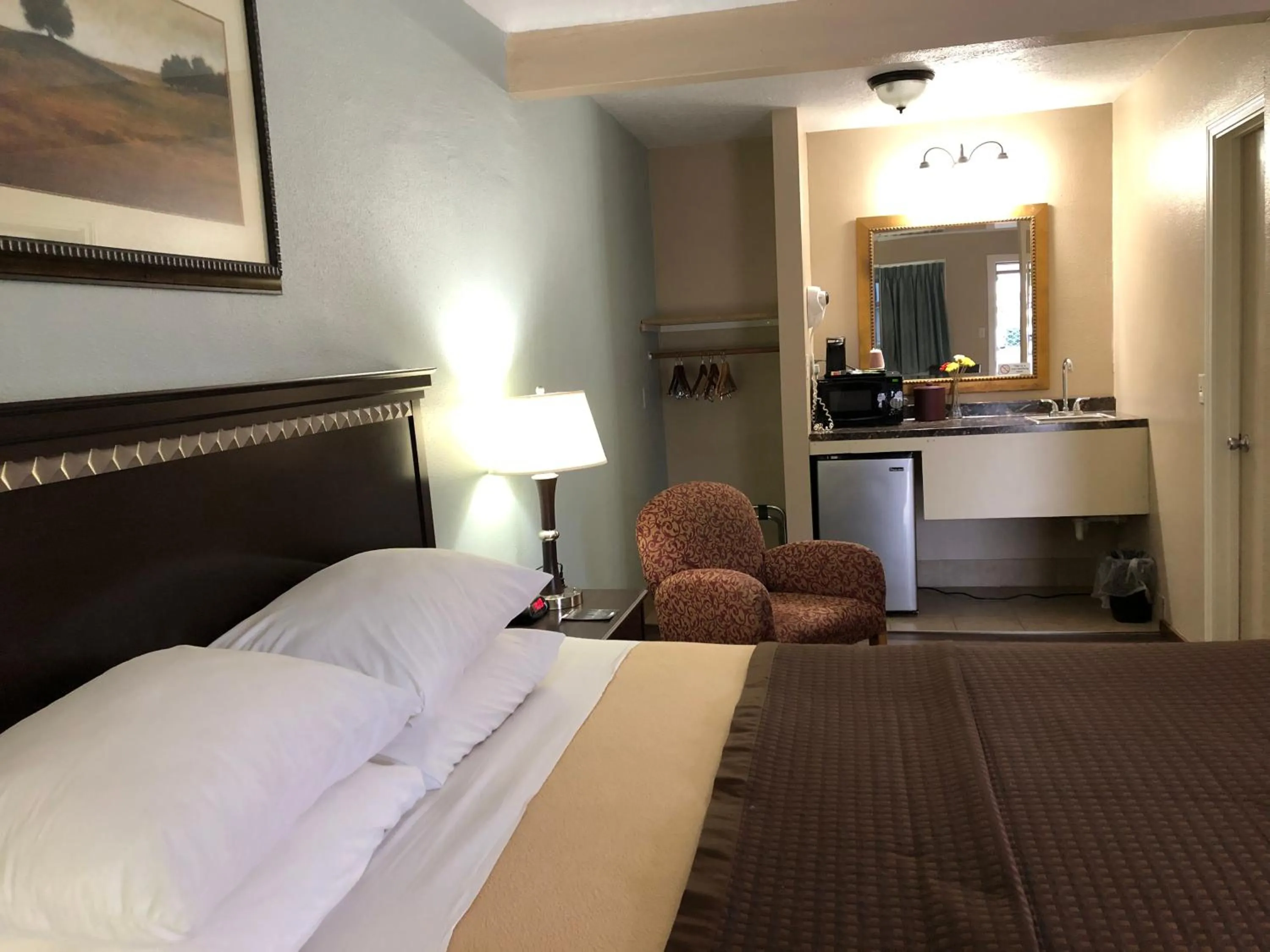 Bed in Value Inn Motel EUGENE AIRPORT