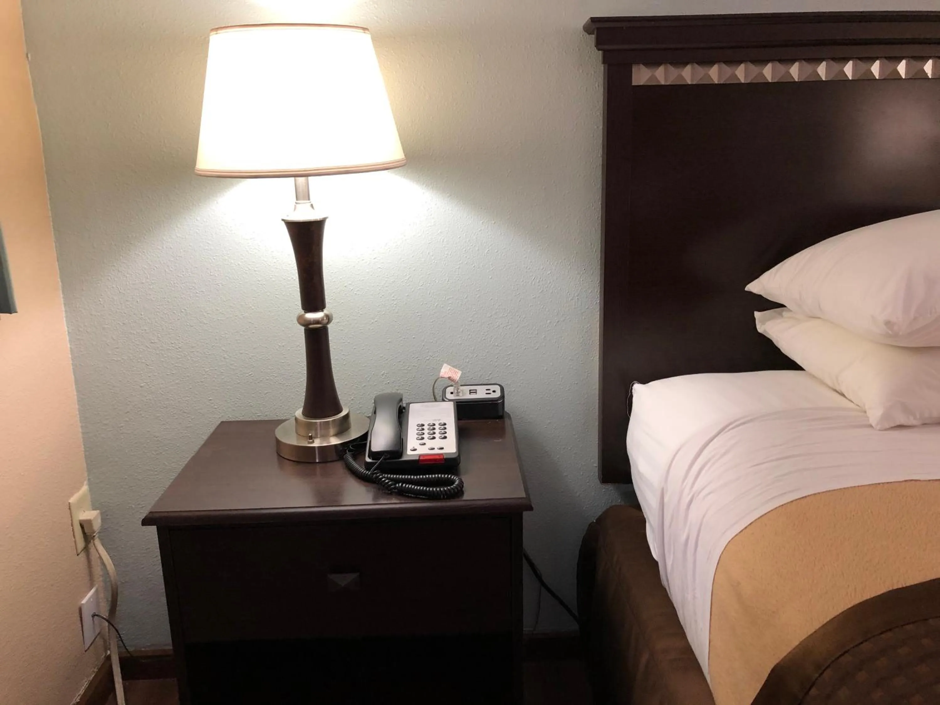 Bed in Value Inn Motel EUGENE AIRPORT