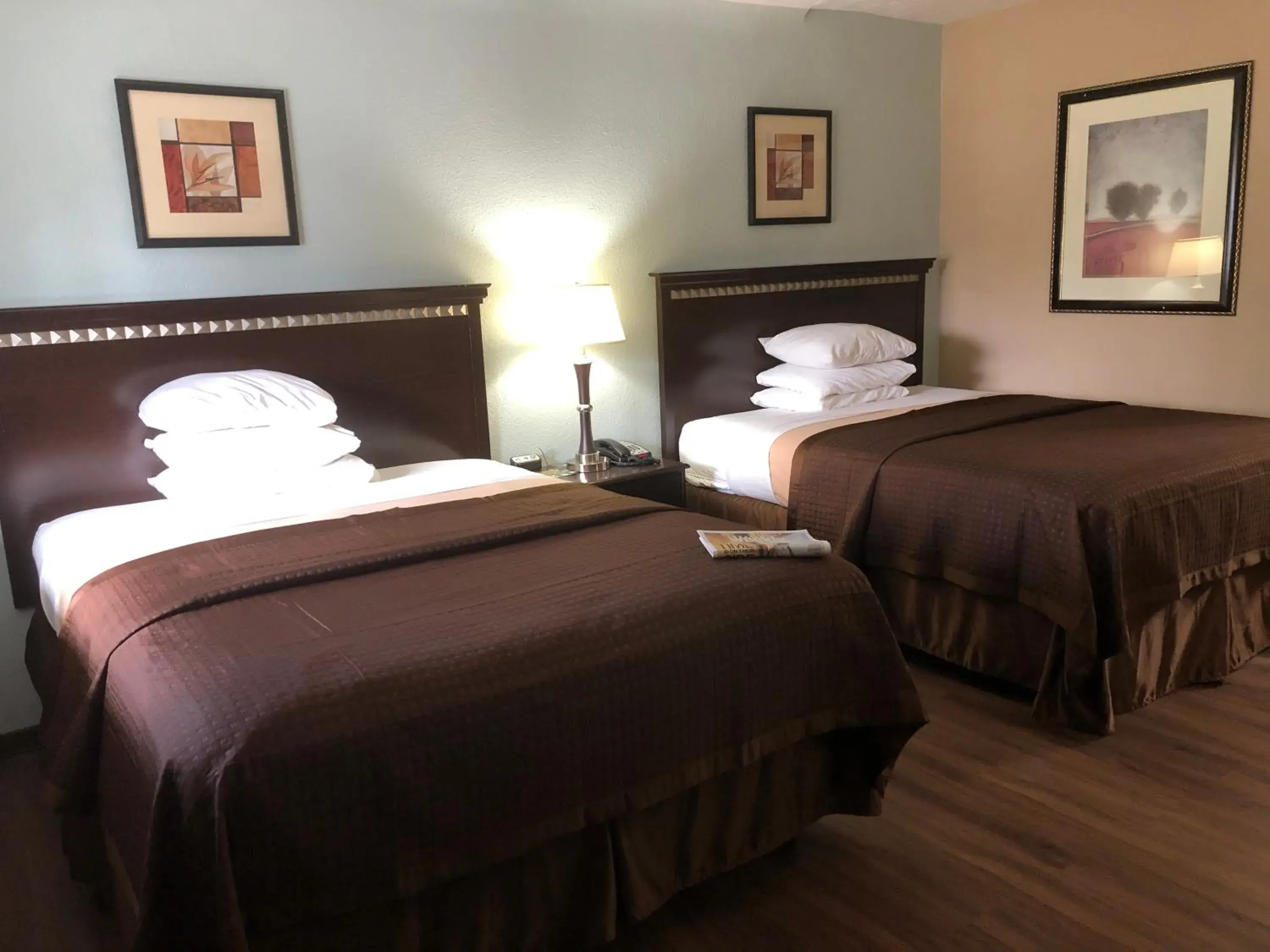 Deluxe Queen Room with 2 Queen Beds - Non Smoking in Value Inn Motel EUGENE AIRPORT Deluxe Queen Room with 2 Queen Beds - Non Smoking in Value Inn Motel EUGENE AIRPORT