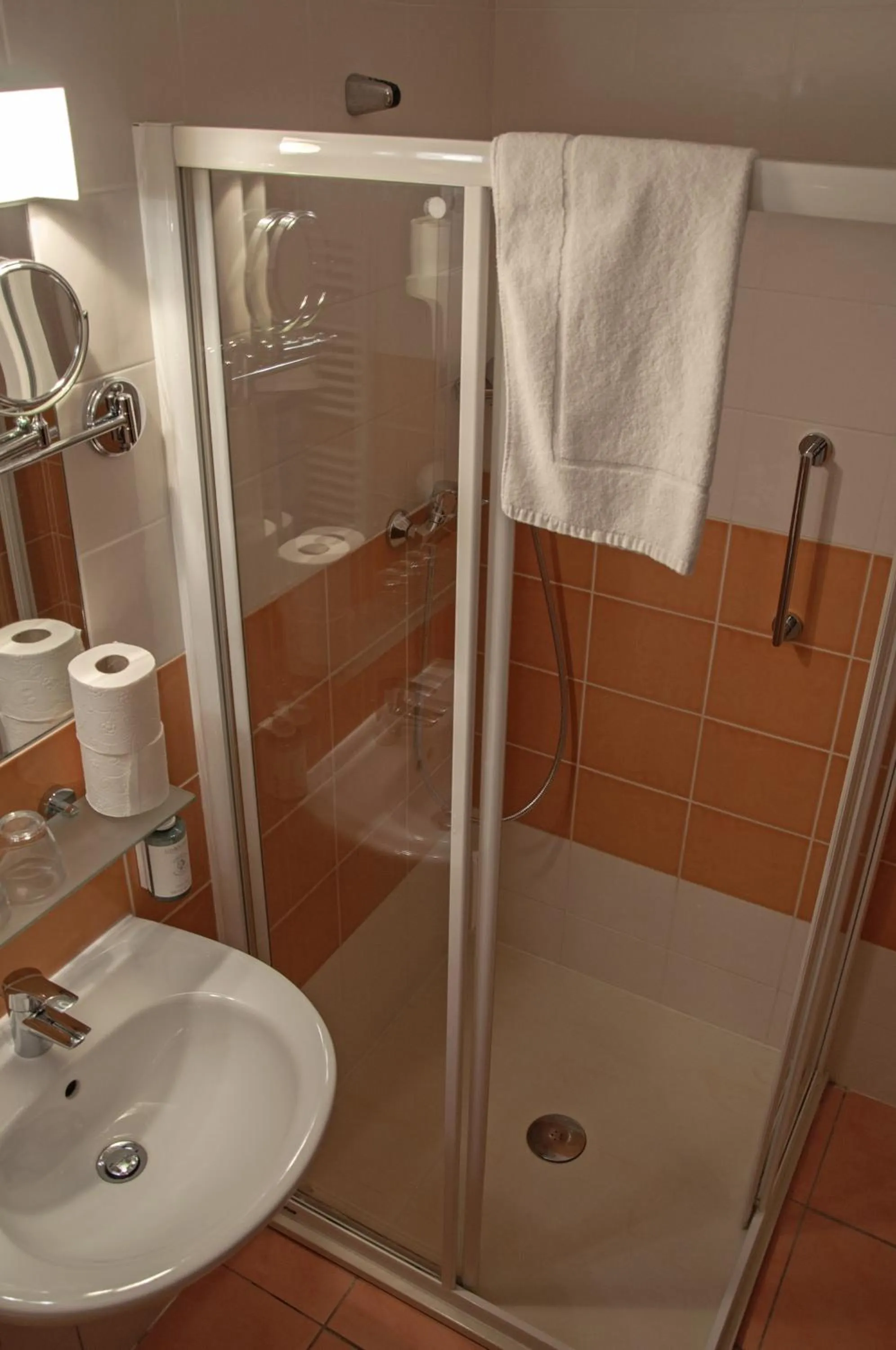 Shower in Hotel Studanka