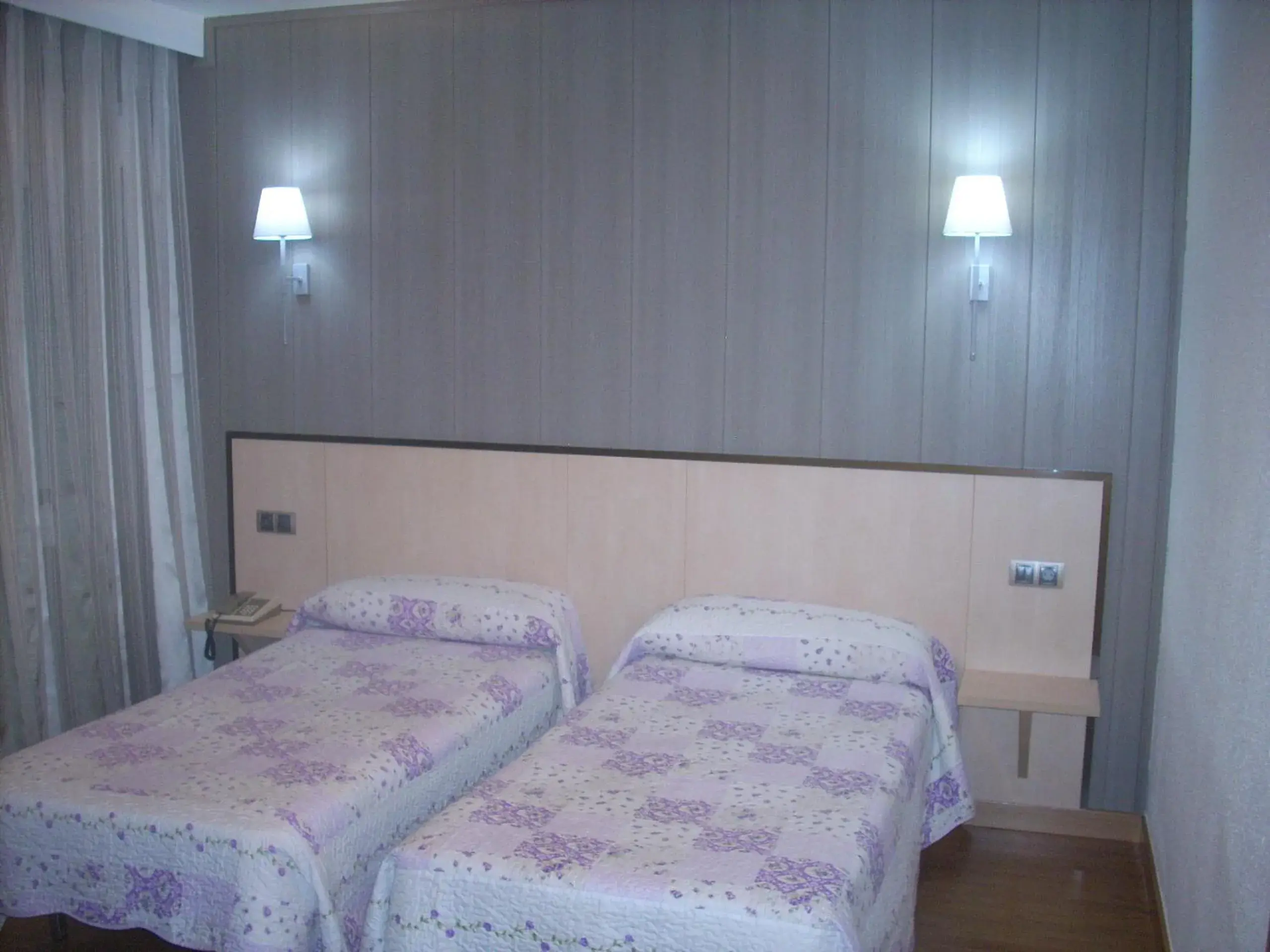 Twin Room - single occupancy in Hotel Corona de Castilla Twin Room - single occupancy in Hotel Corona de Castilla