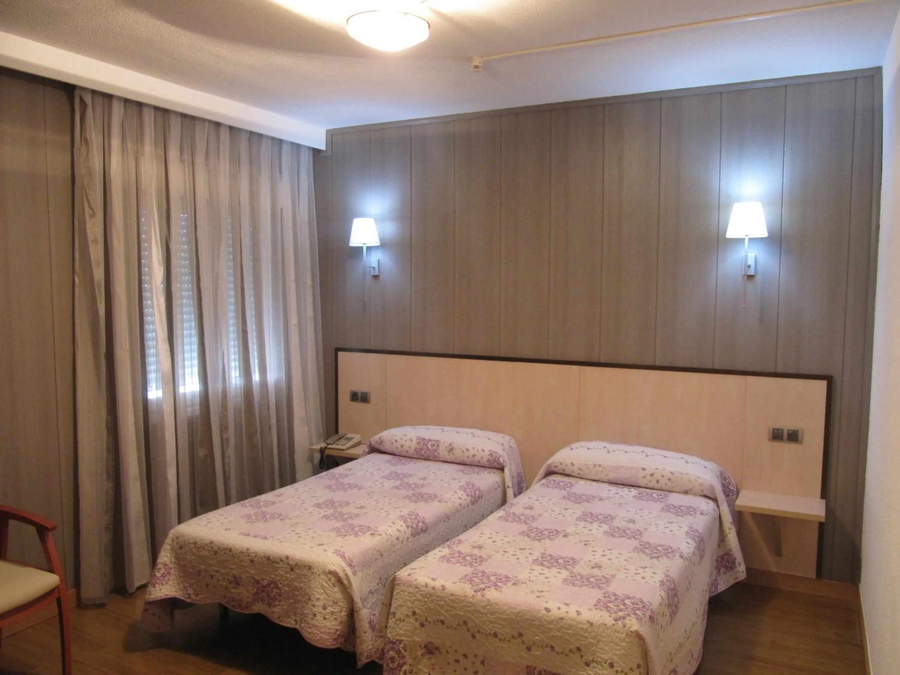 Bedroom, Bed in Hotel Corona de Castilla