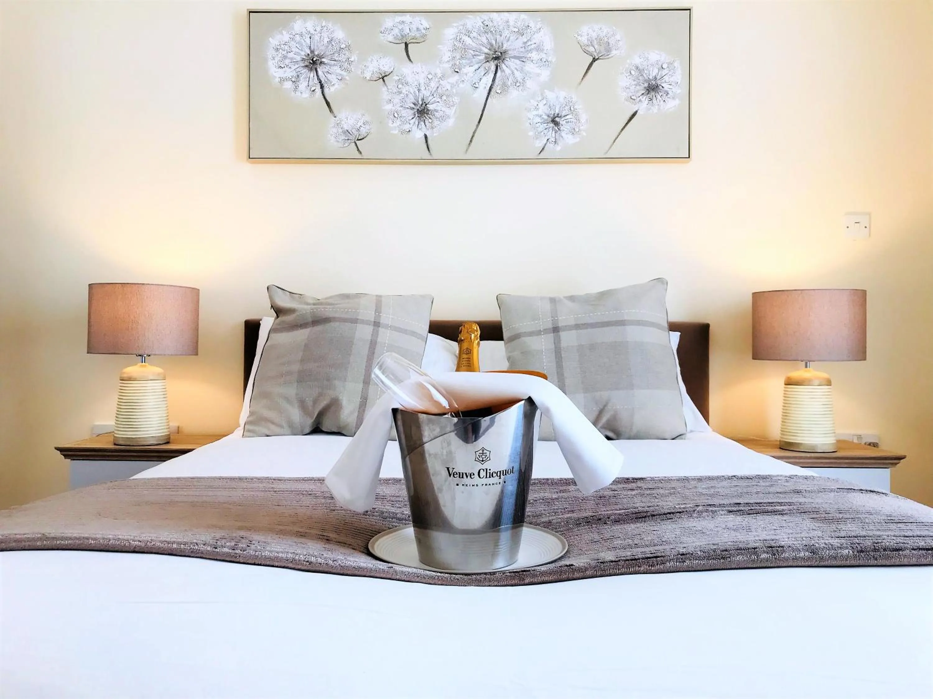 Bedroom, Bed in Ice House Apartments