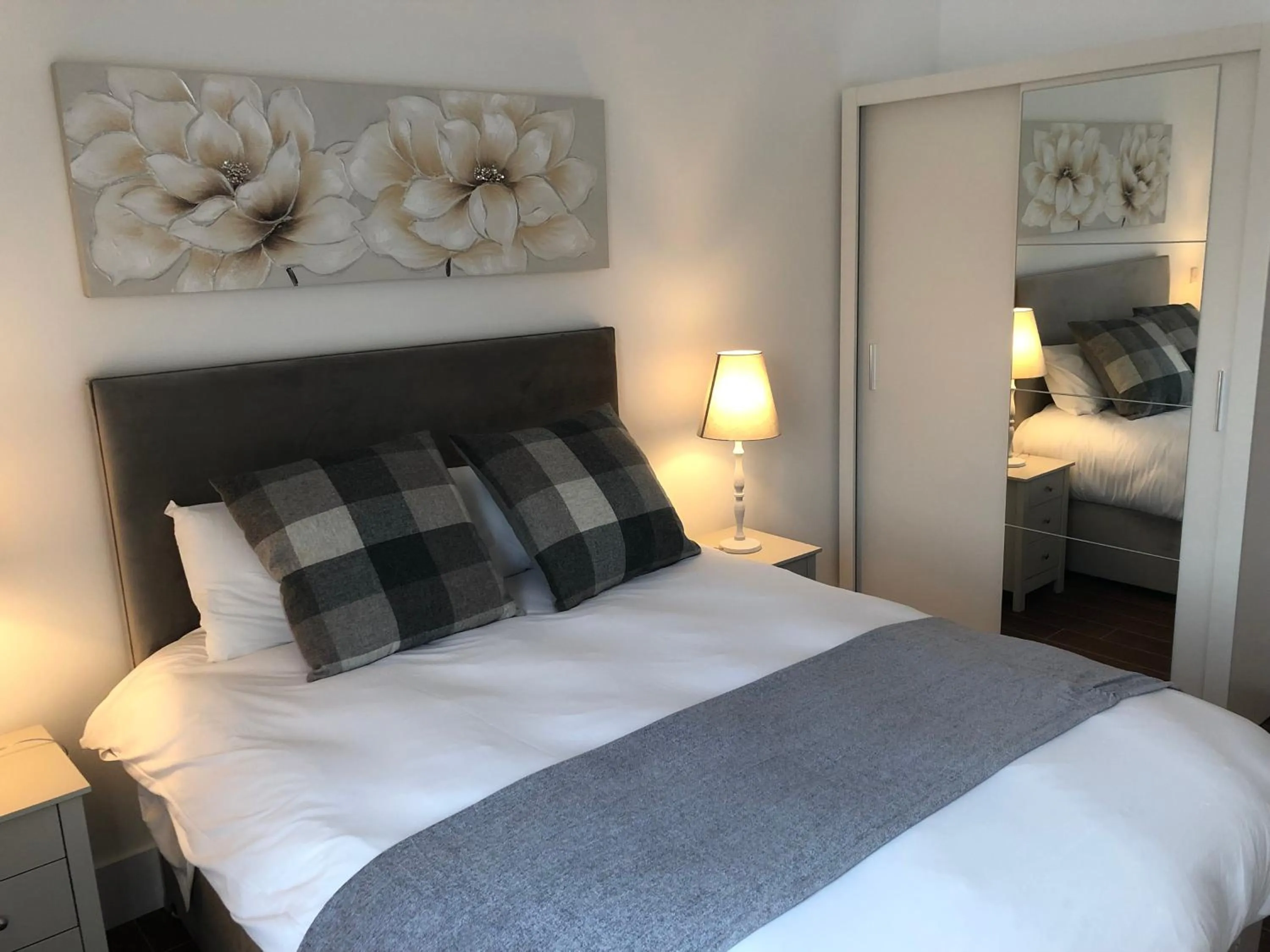 Bedroom, Bed in Ice House Apartments