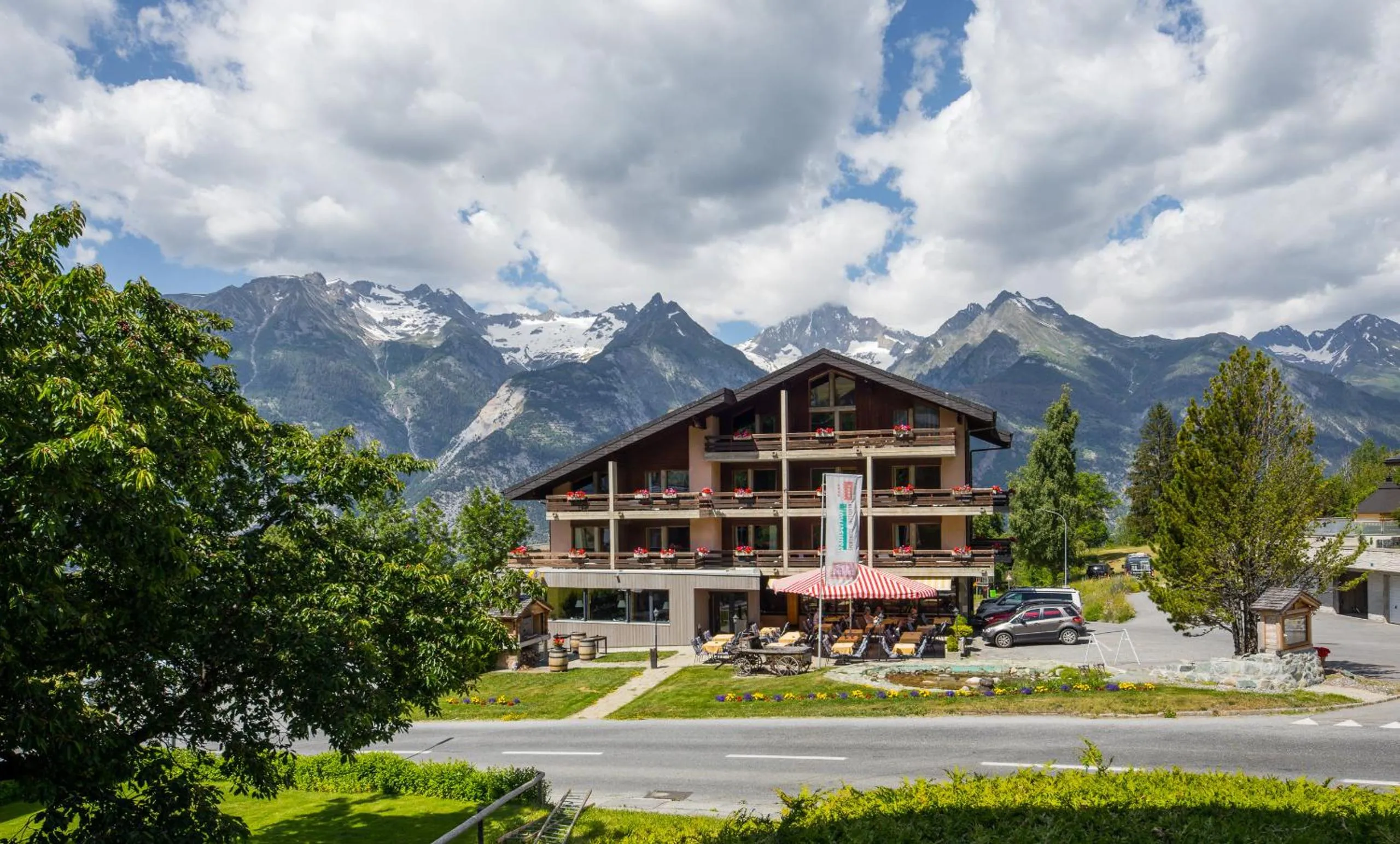 Facade/entrance in Sporthotel Walliserhof
