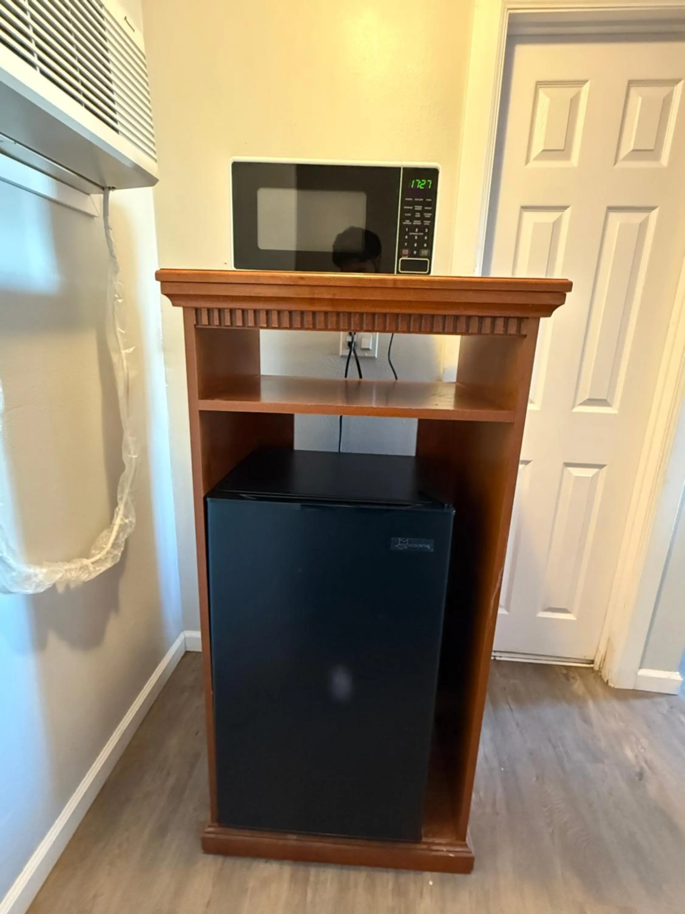 microwave in Budget Inn Bend