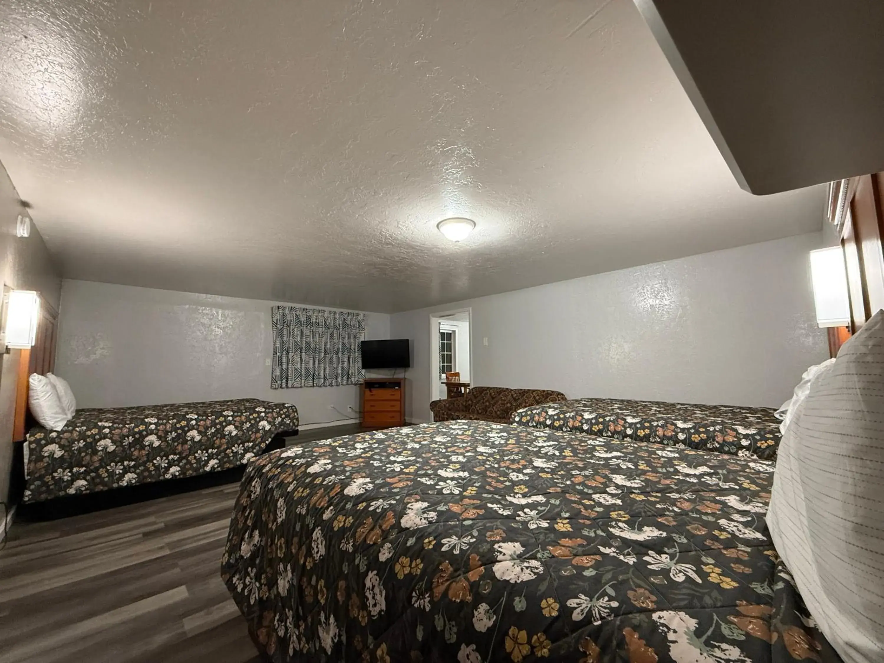 Bed in Budget Inn Bend Bed in Budget Inn Bend