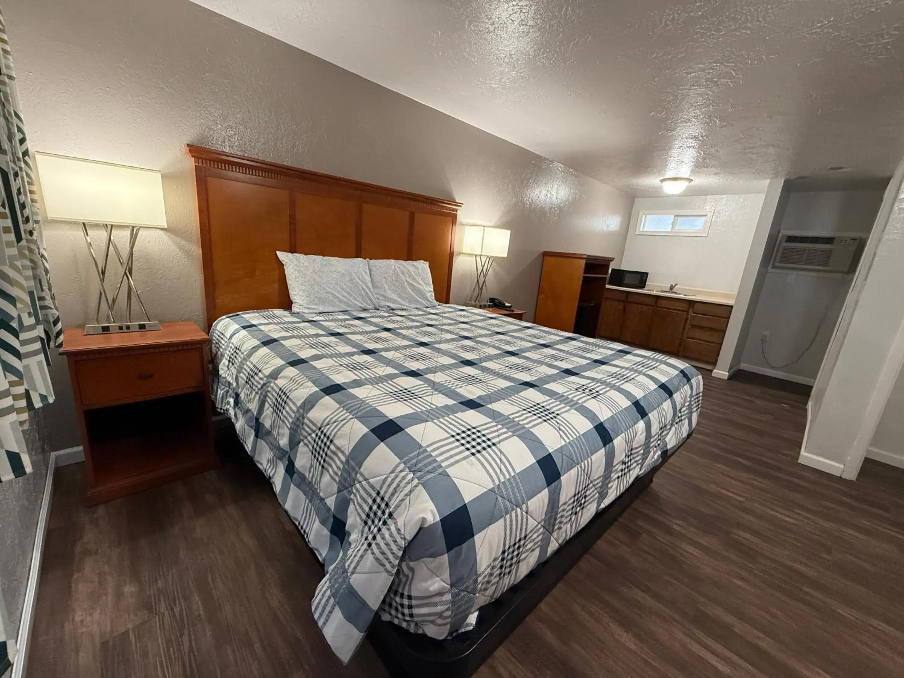 Bedroom, Bed in Budget Inn Bend Bedroom, Bed in Budget Inn Bend