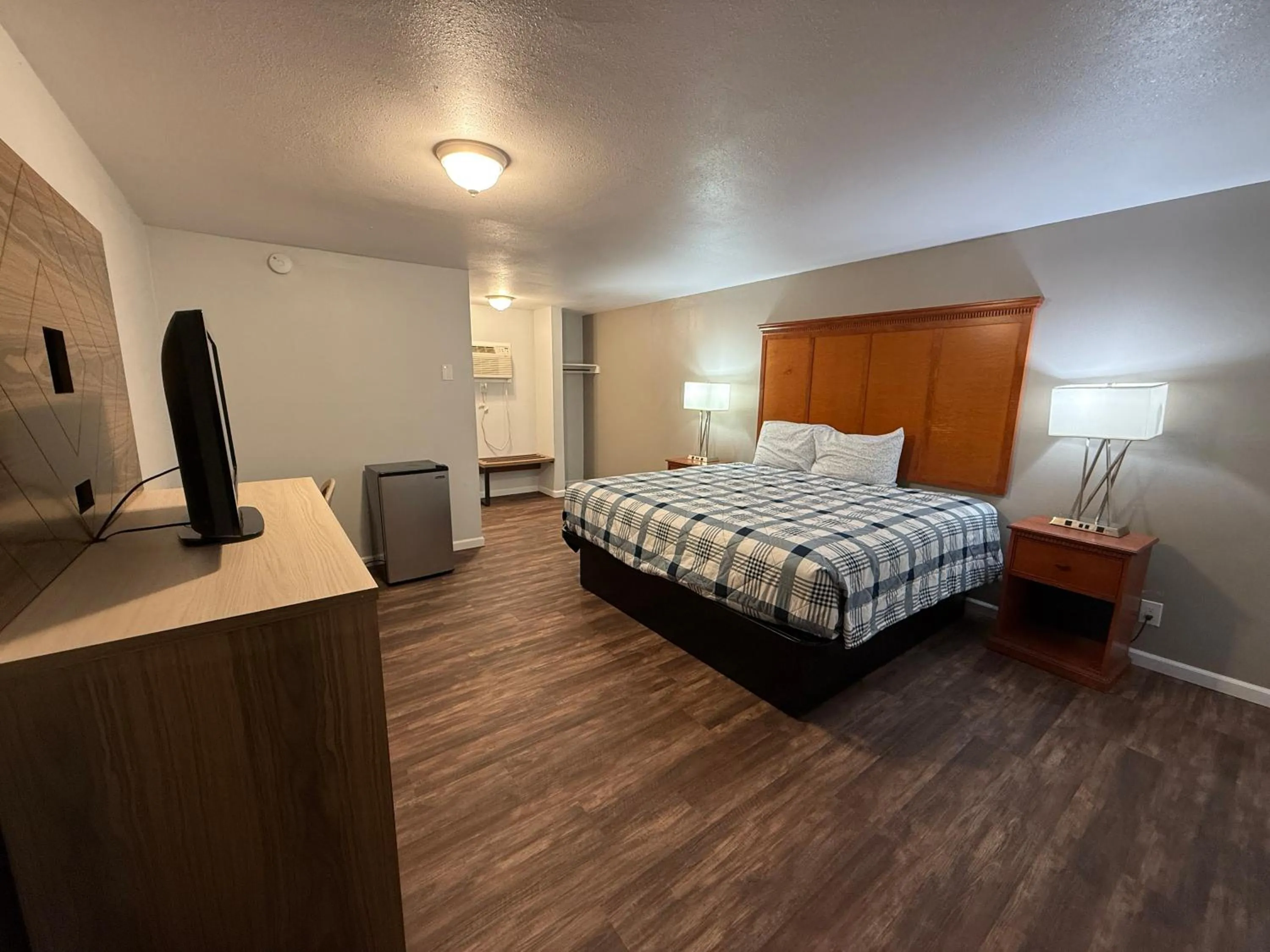 Bedroom, Bed in Budget Inn Bend