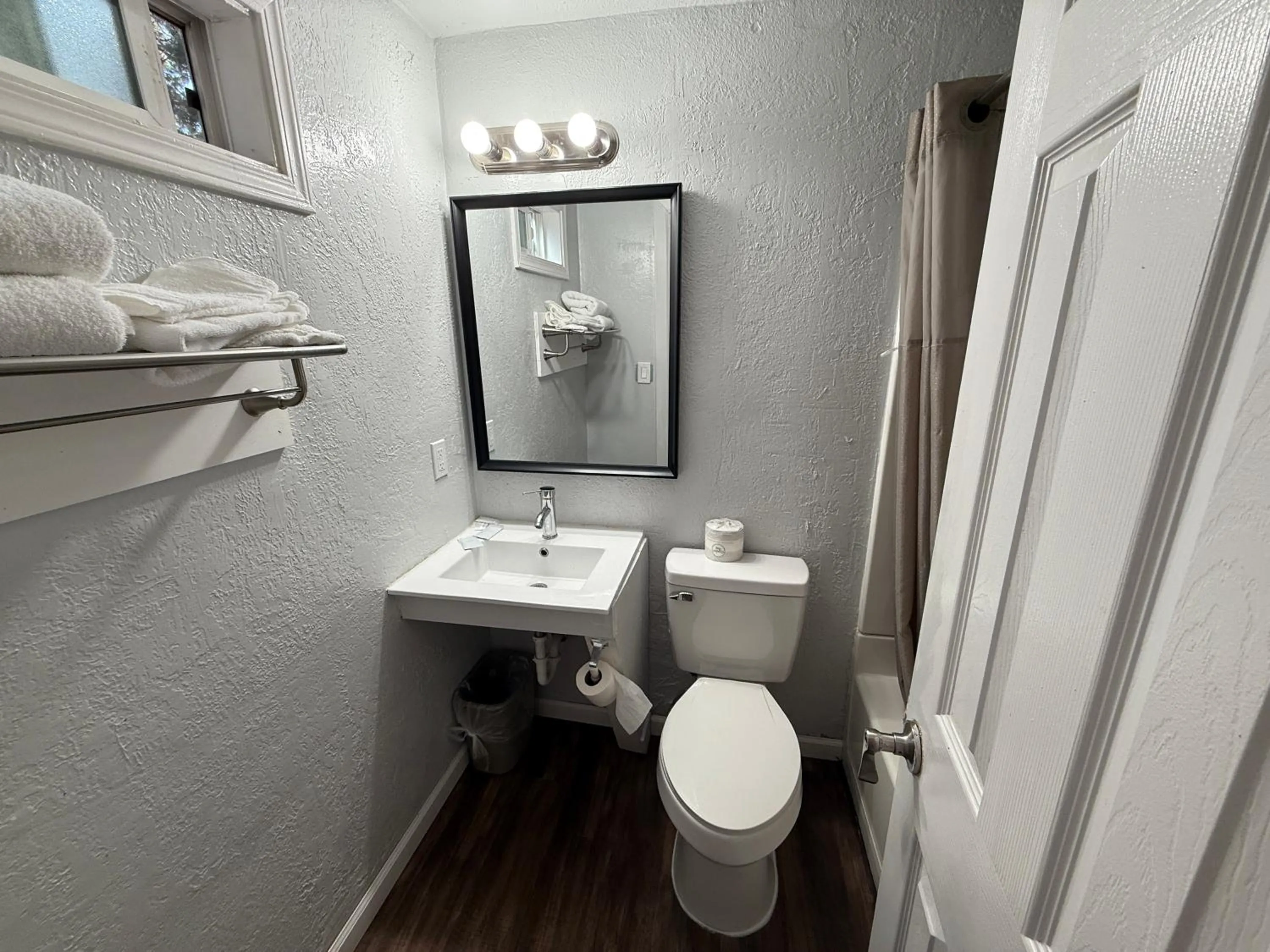 Toilet in Budget Inn Bend