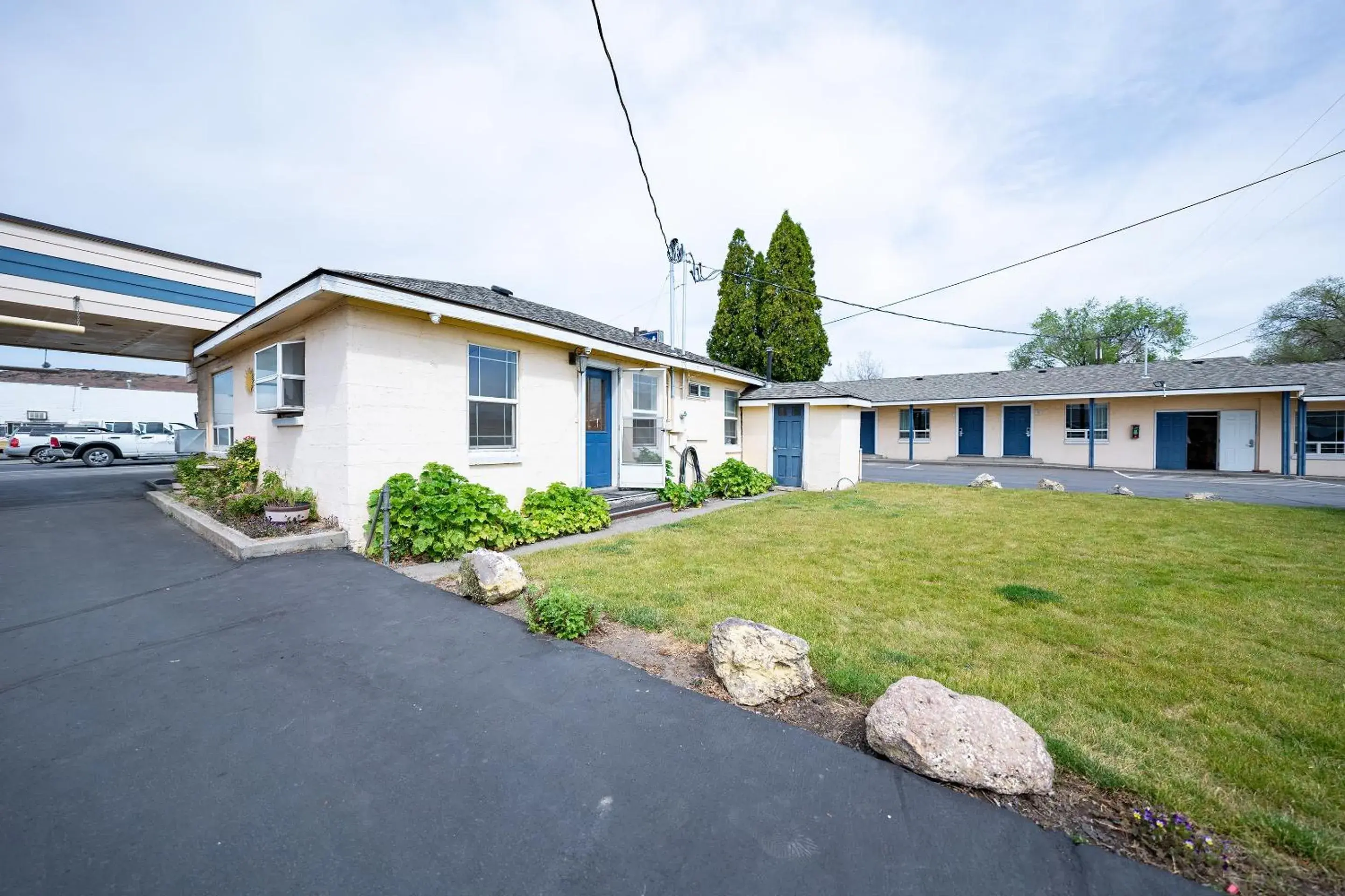 Facade/entrance in Budget Inn Madras by OYO Facade/entrance in Budget Inn Madras by OYO