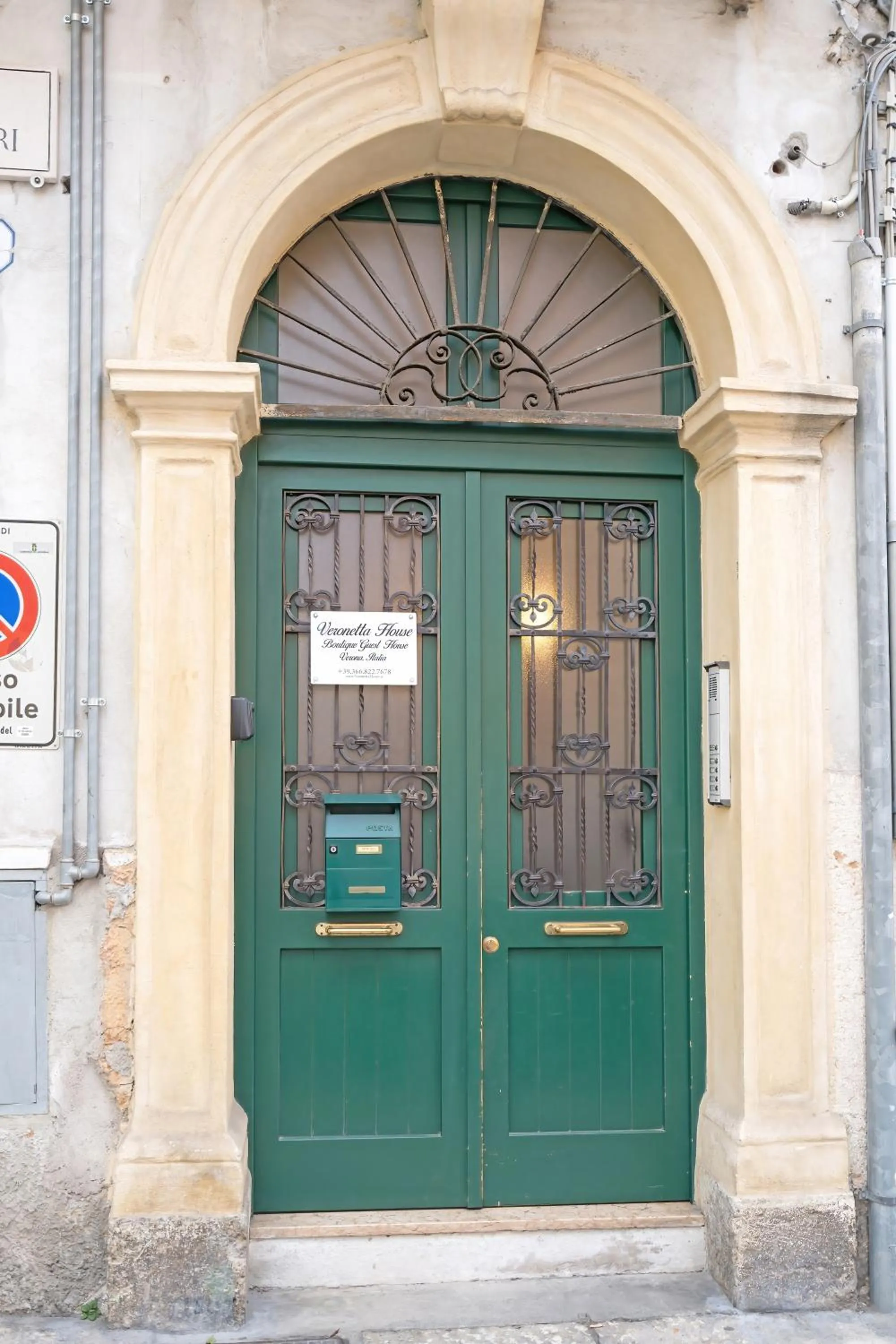 Facade/entrance in Veronetta House