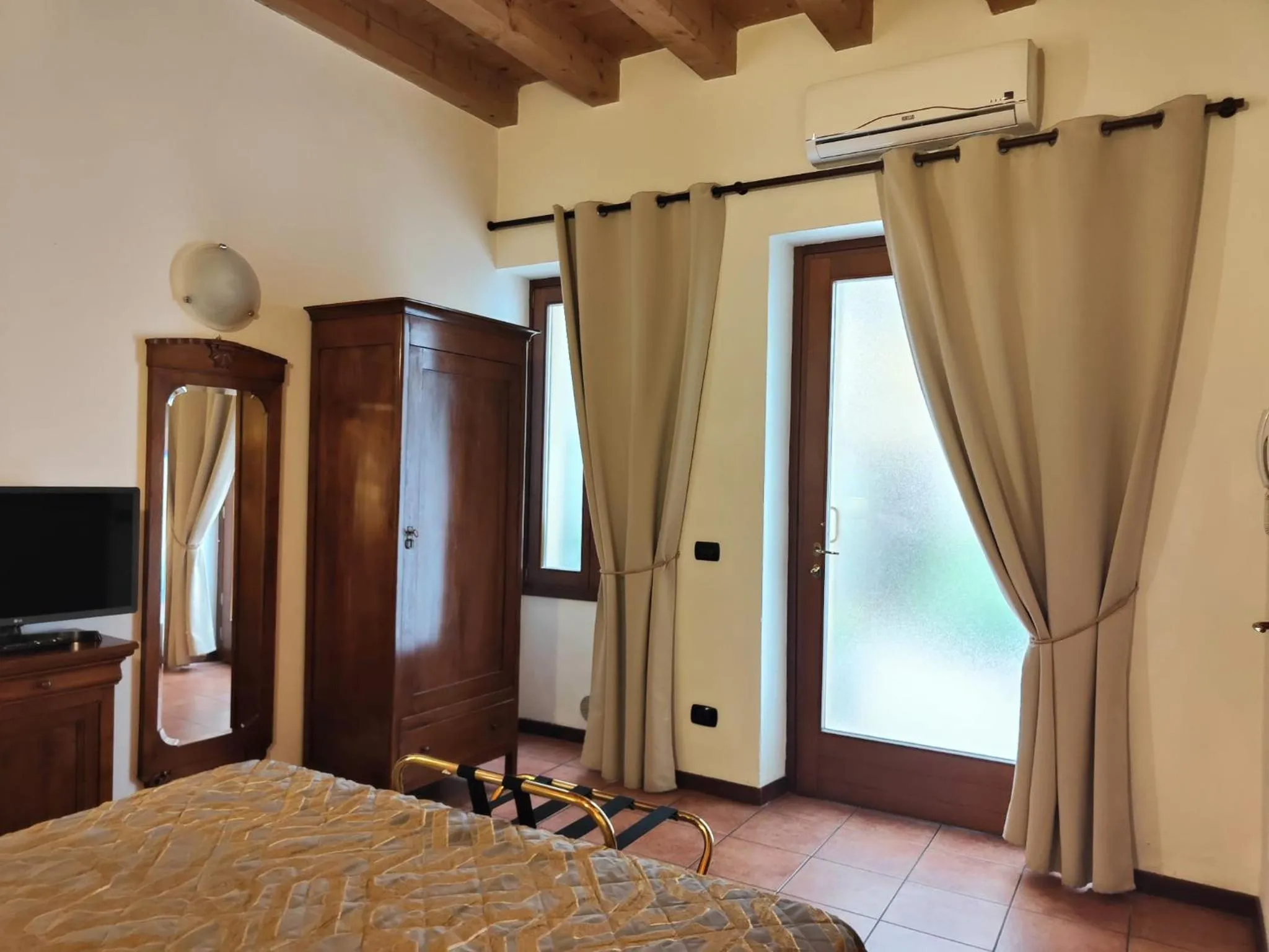 Photo of the whole room, Bed in Veronetta House