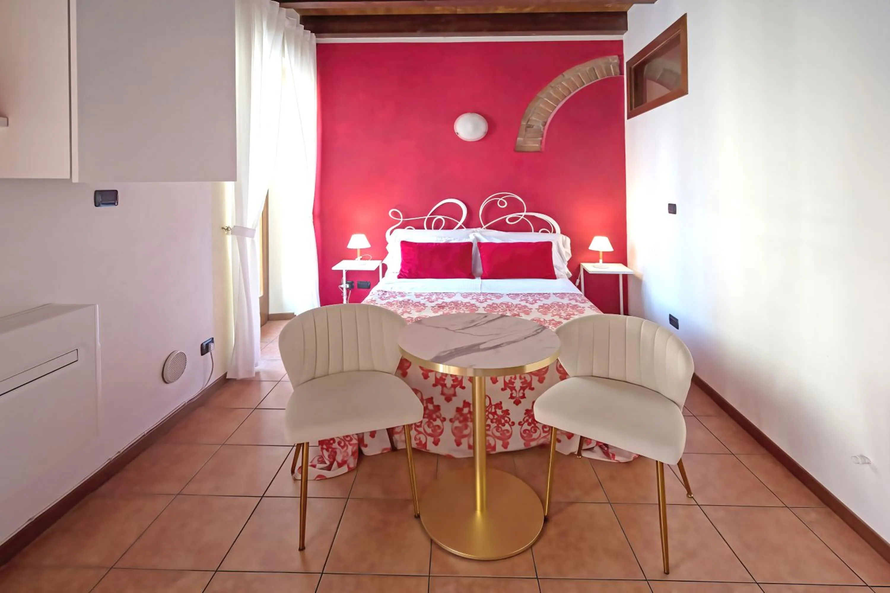 Photo of the whole room, Bed in Veronetta House