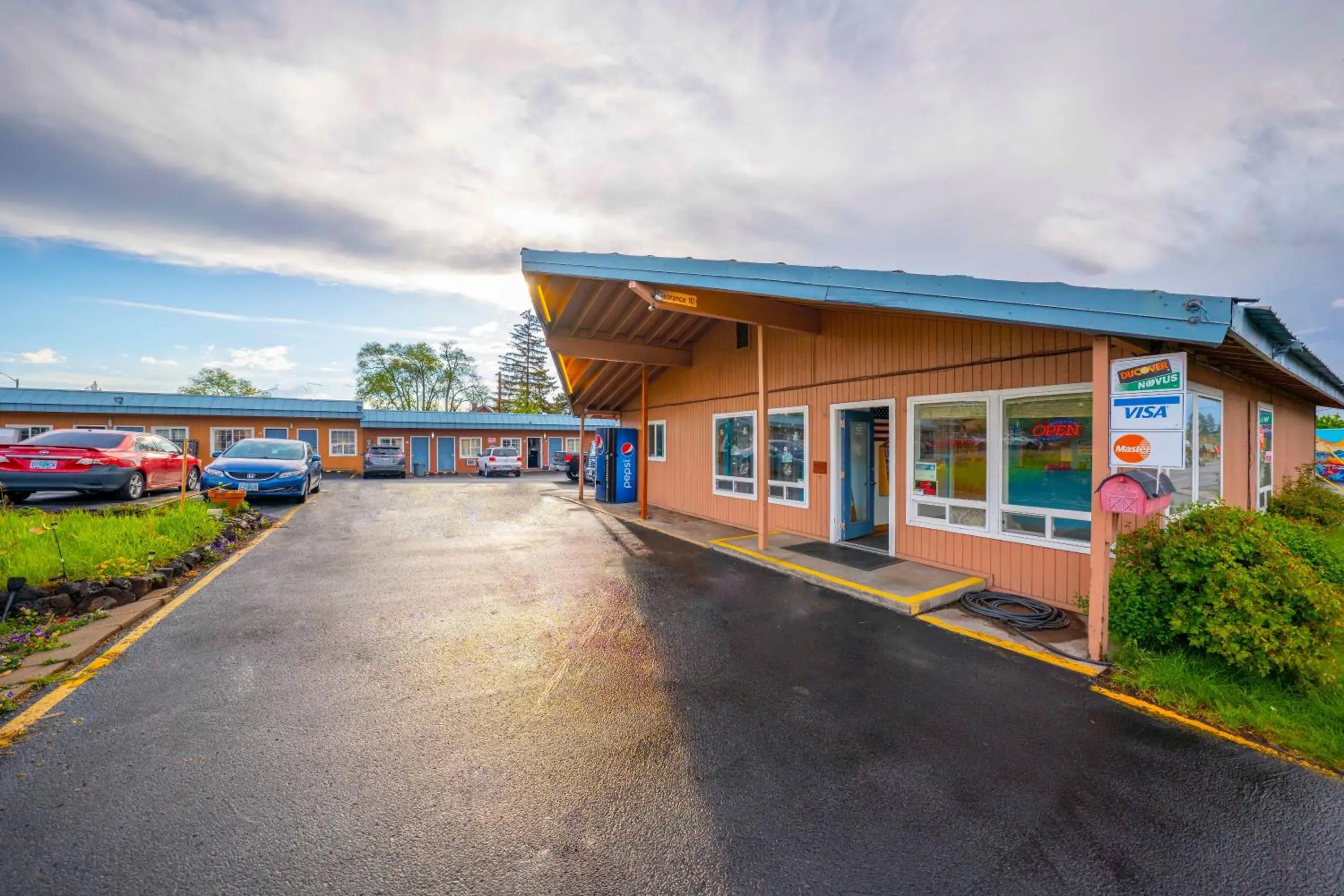 Facade/entrance in Royal Gateway Motel by OYO Facade/entrance in Royal Gateway Motel by OYO