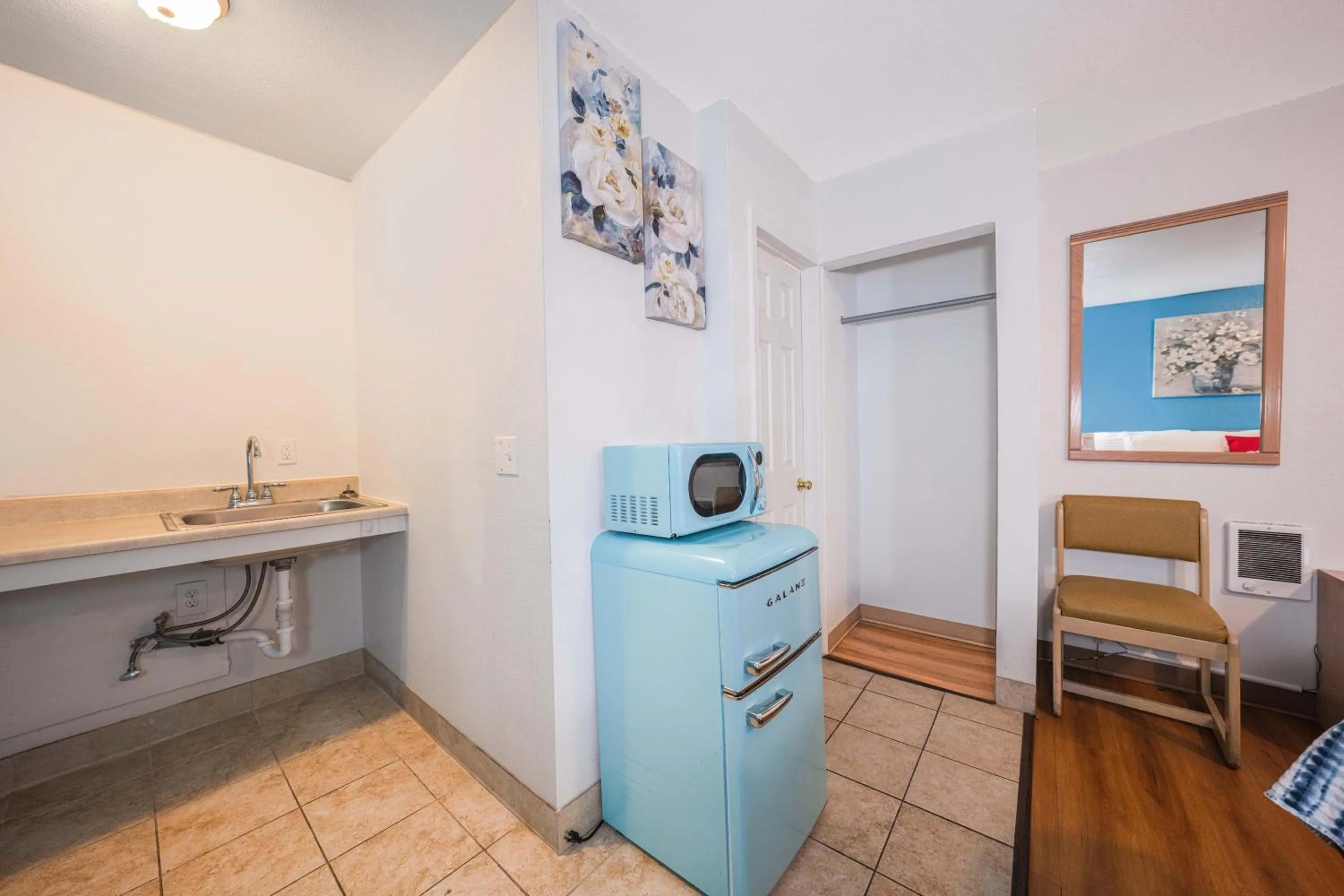 Bedroom in Royal Gateway Motel by OYO