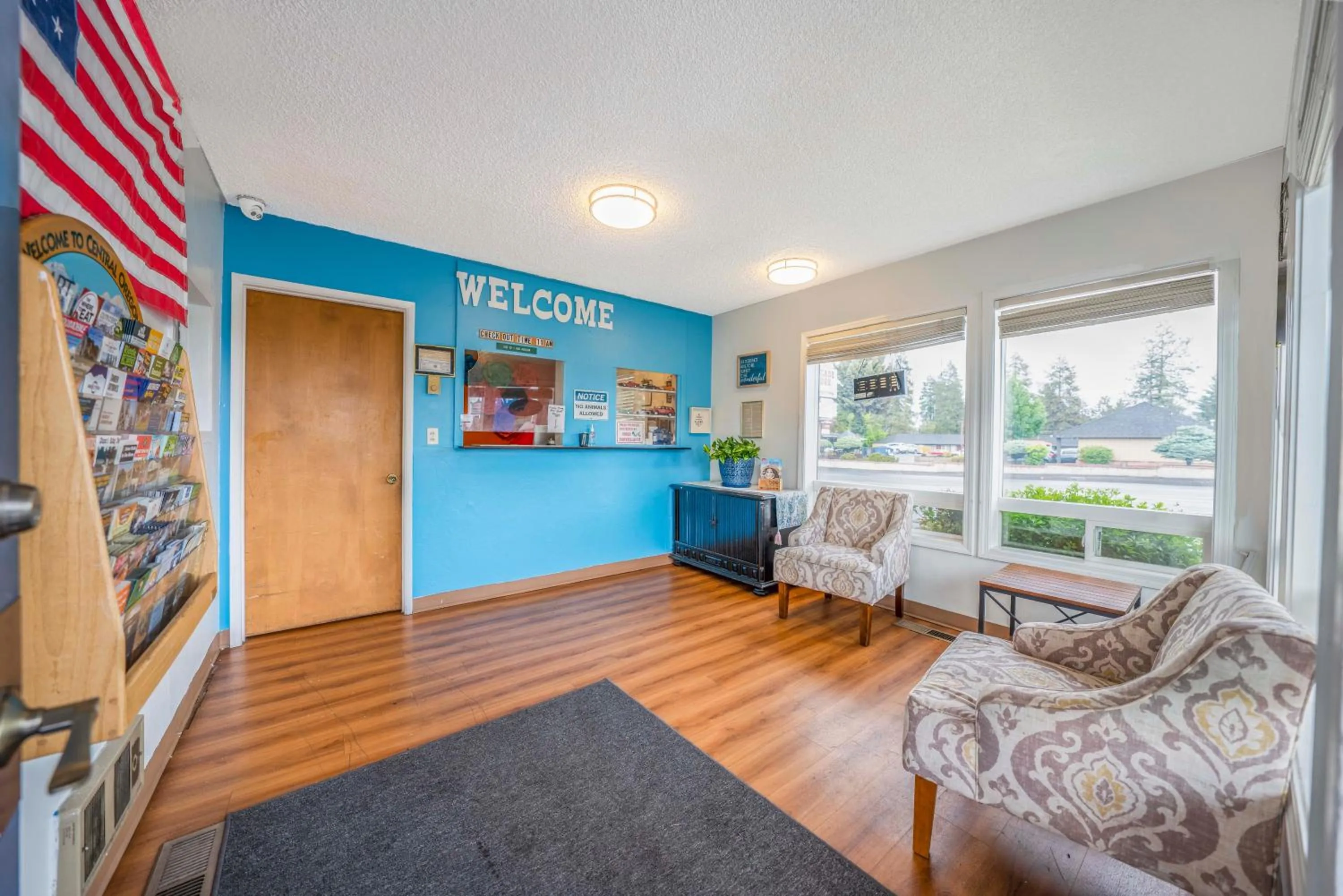 Lobby or reception in Royal Gateway Motel by OYO