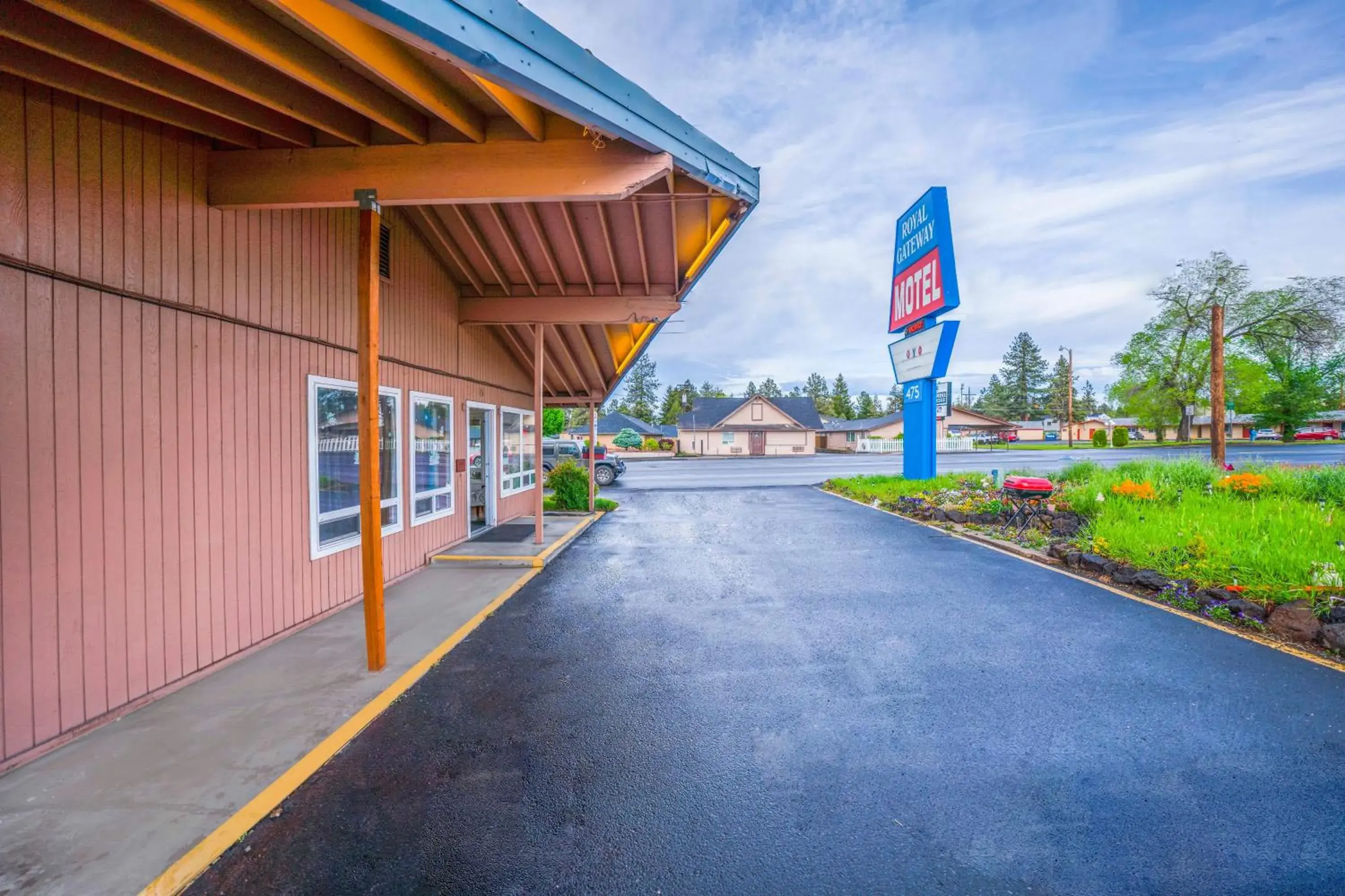 Facade/entrance in Royal Gateway Motel by OYO Facade/entrance in Royal Gateway Motel by OYO