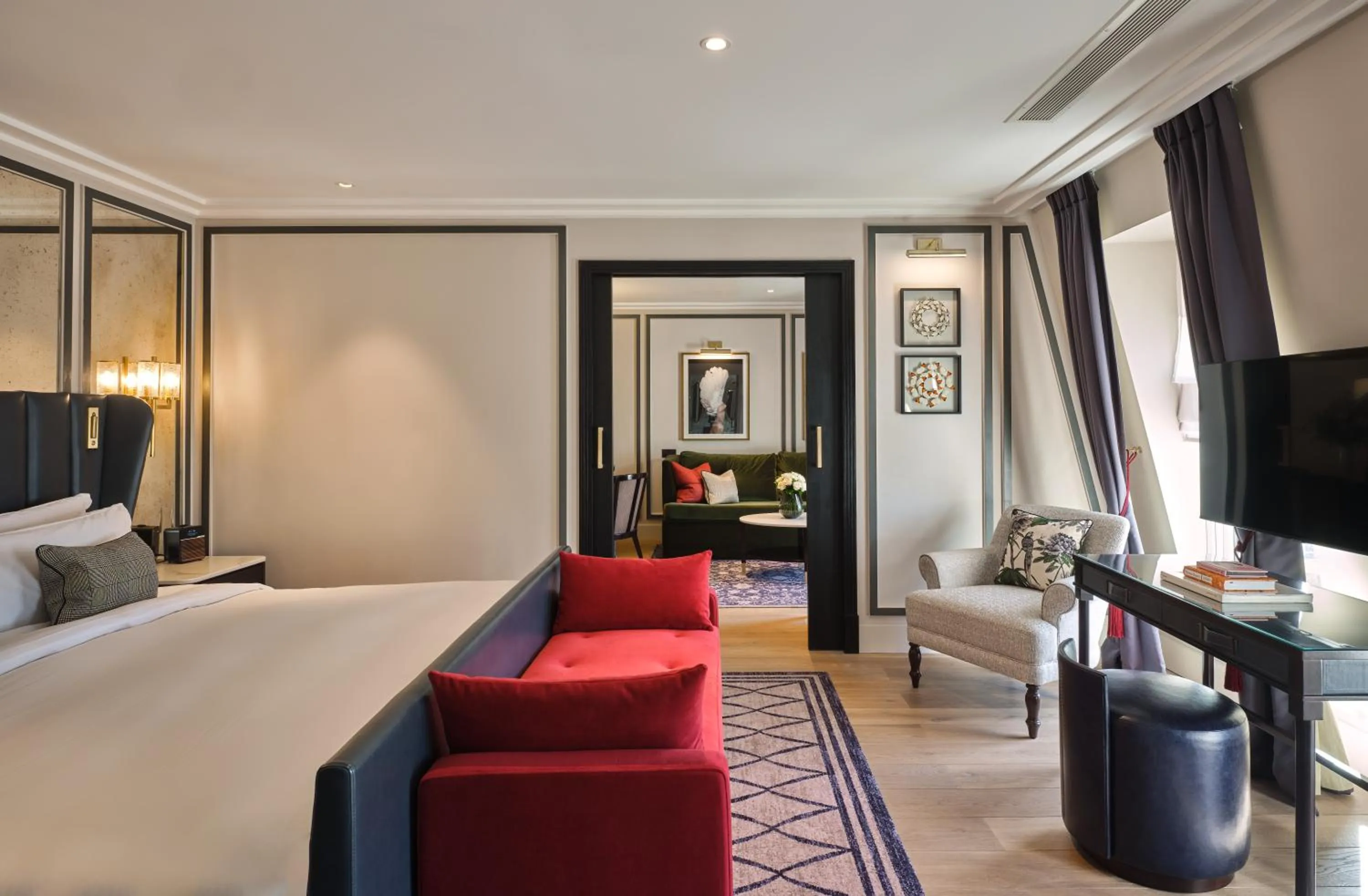 Communal lounge/ TV room, Bed in The Mayfair Townhouse - an Iconic Luxury Hotel