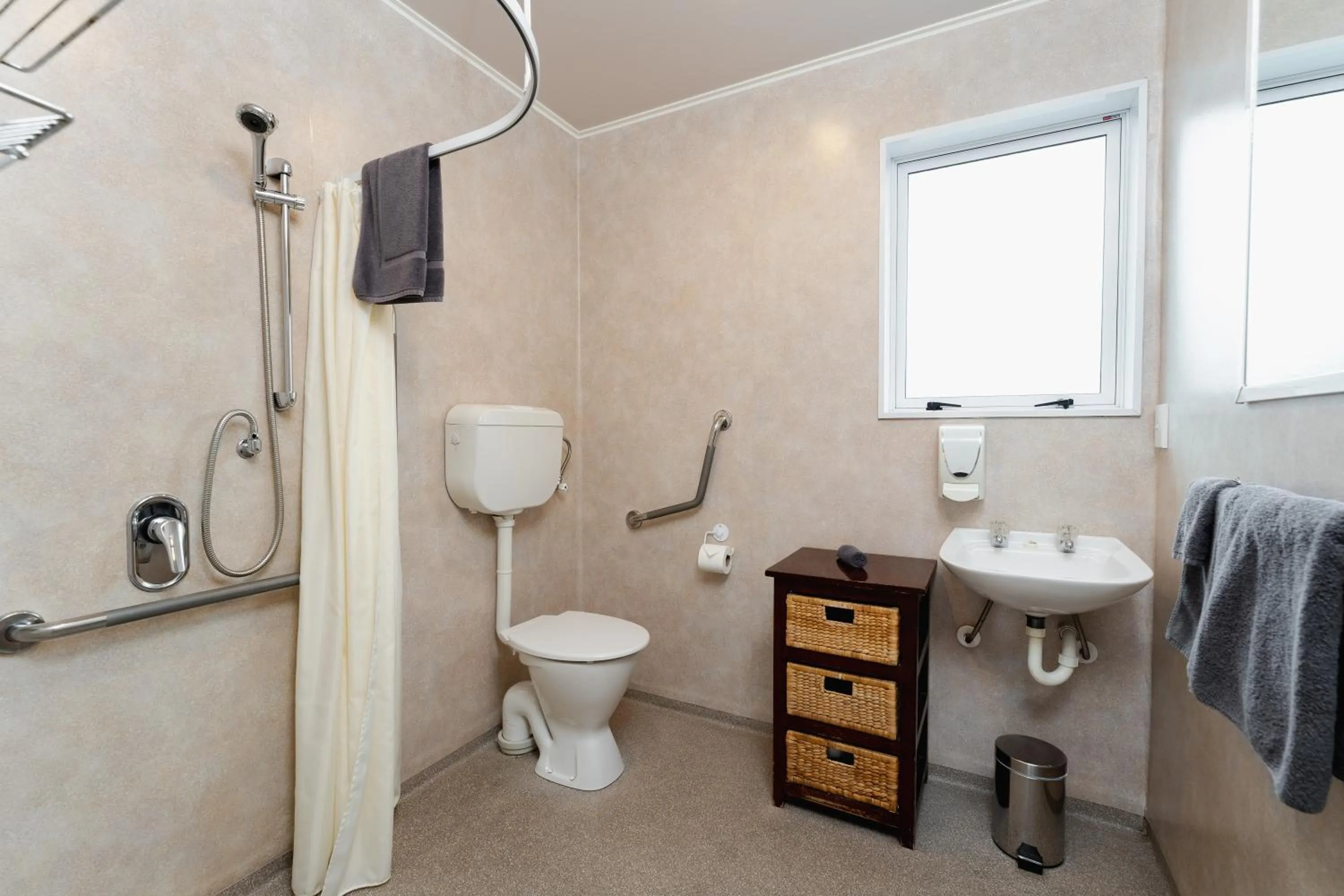 Shower in Highway Lodge Motel