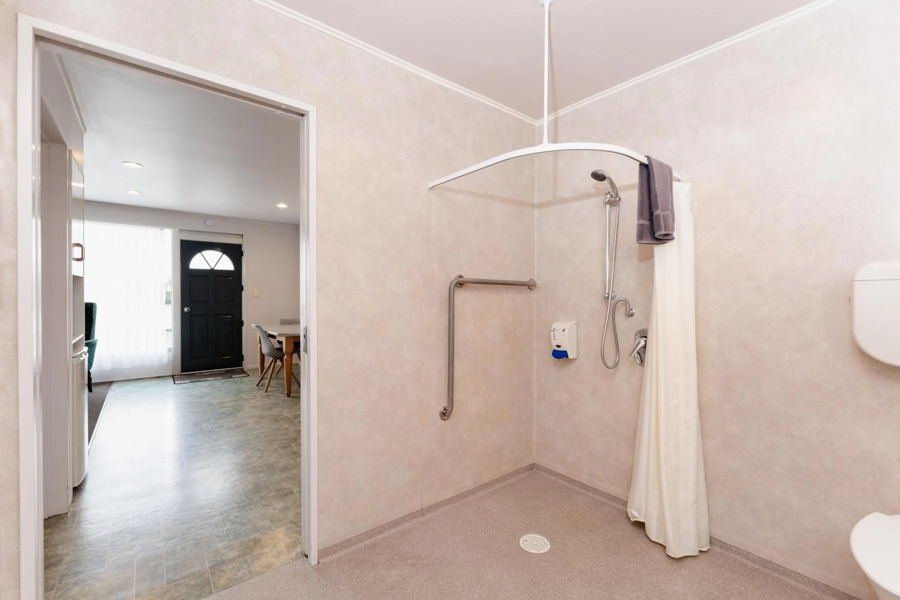 Shower in Highway Lodge Motel