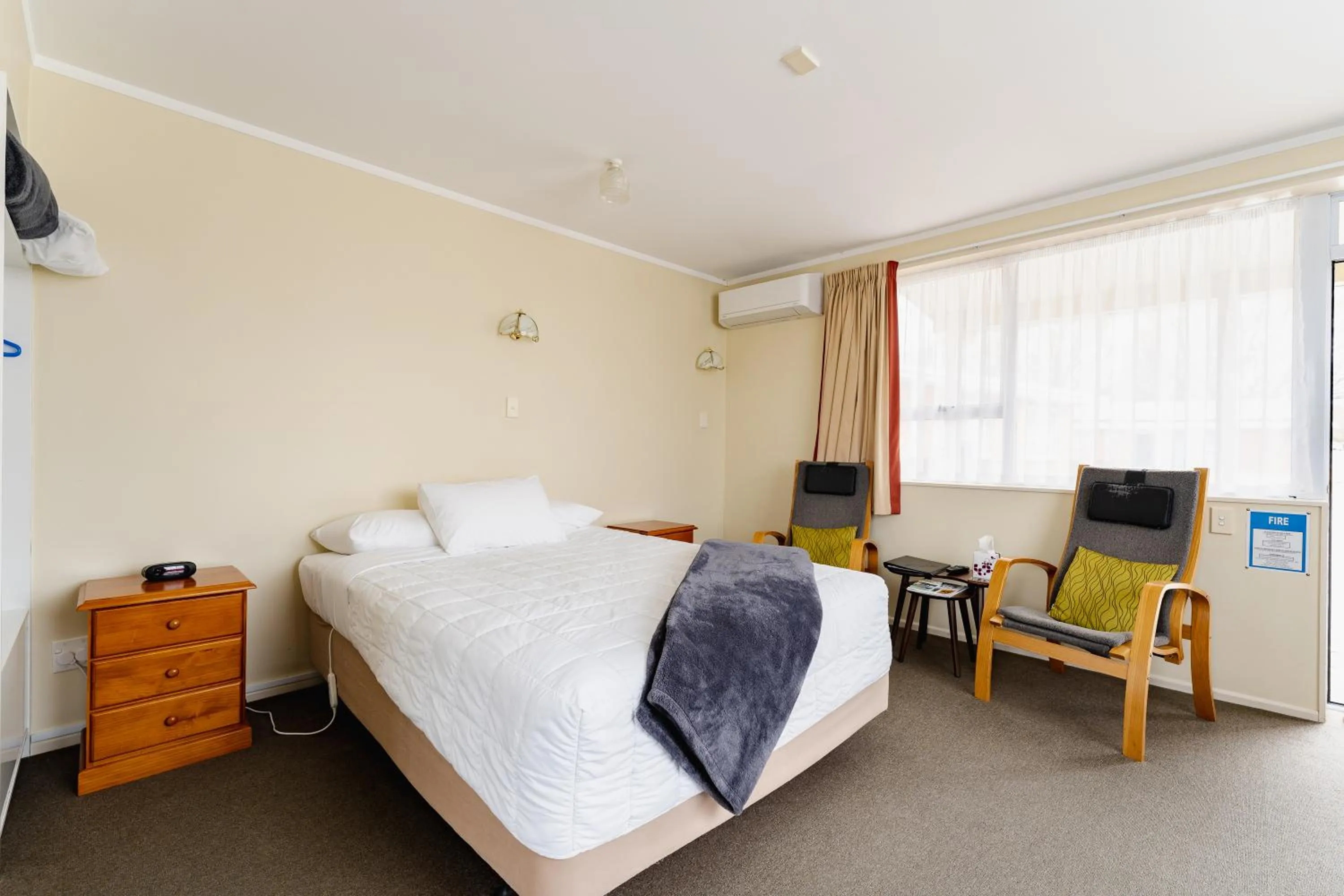 Bed in Highway Lodge Motel