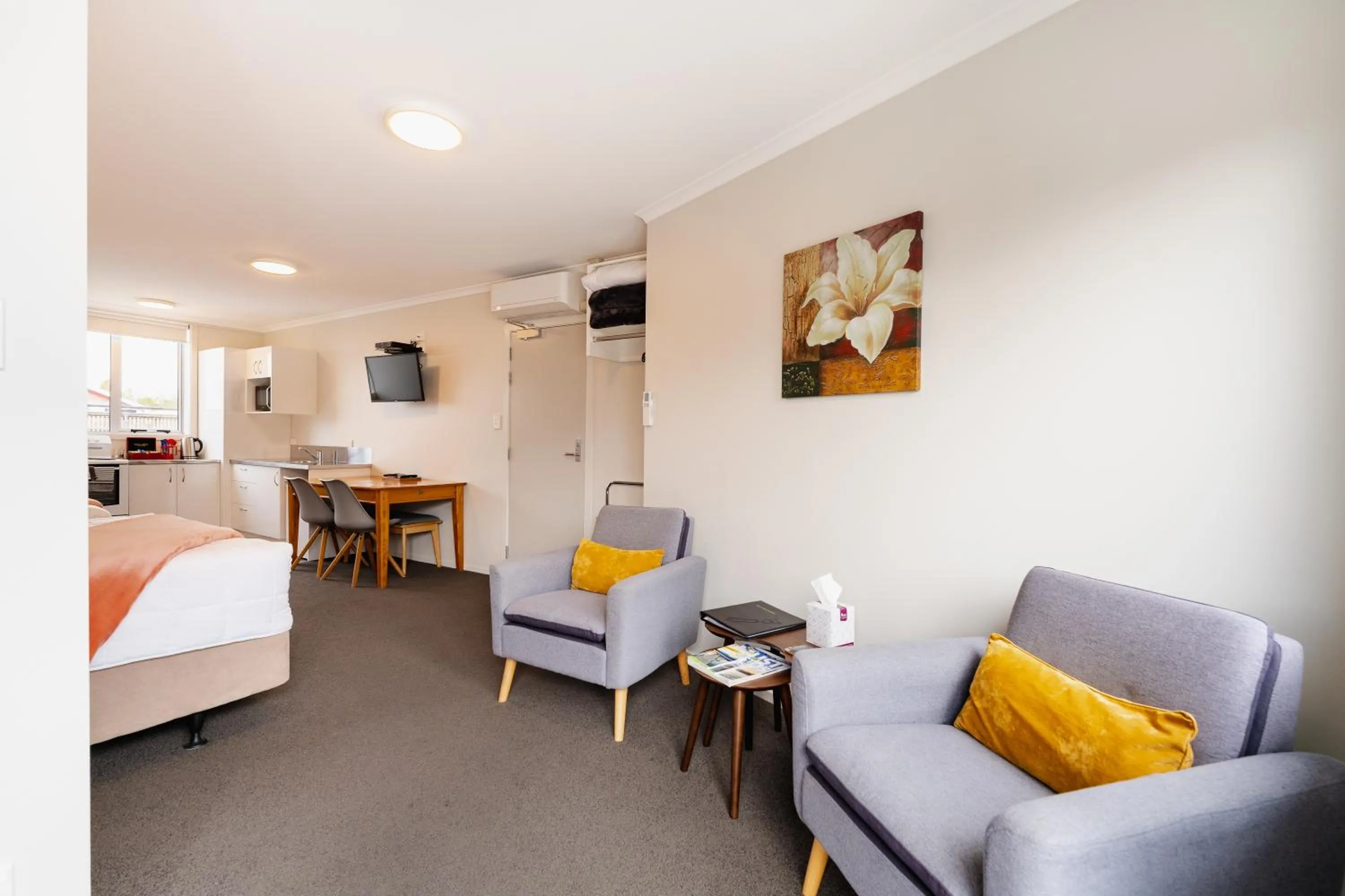 Photo of the whole room in Highway Lodge Motel