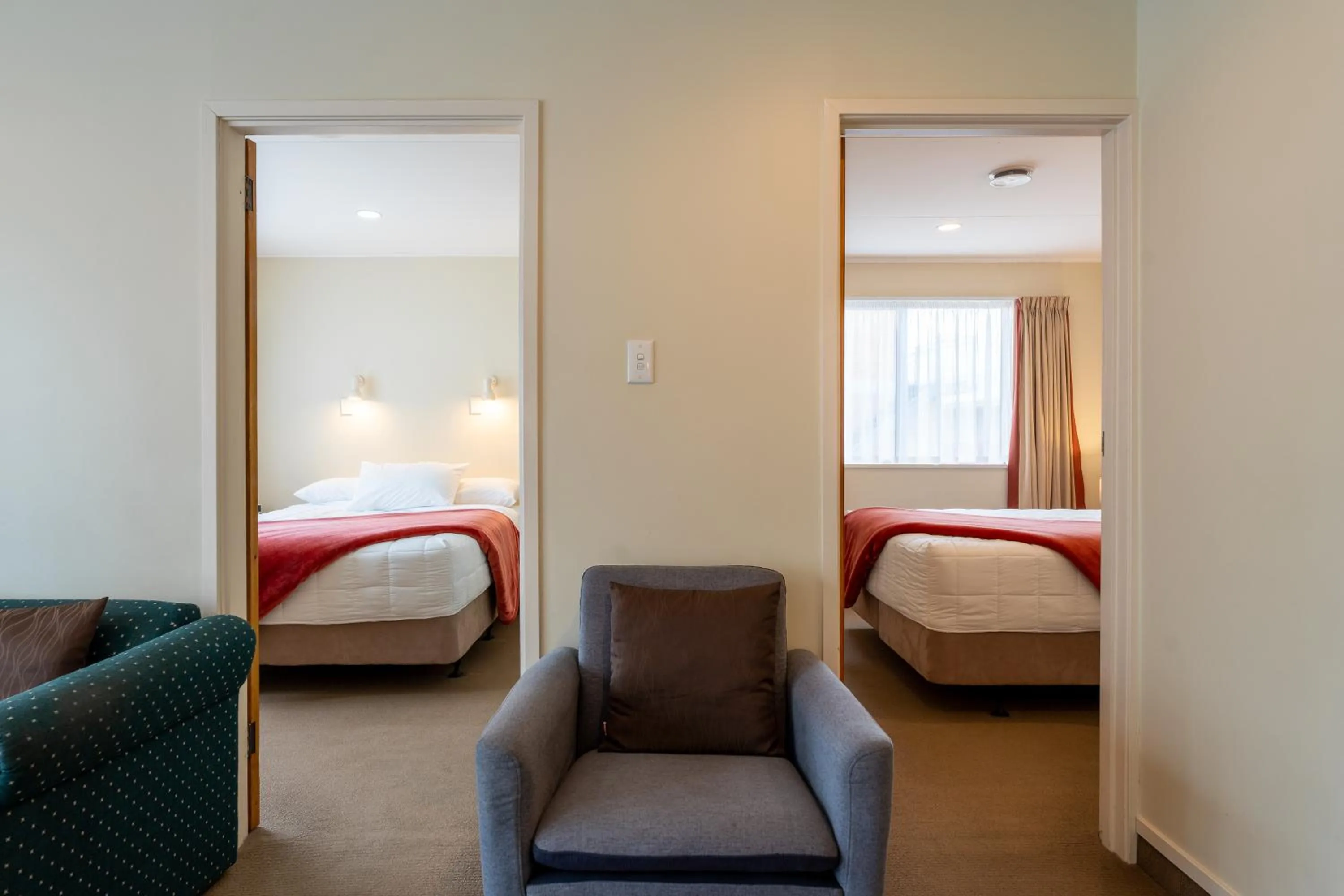 Living room, Bed in Highway Lodge Motel