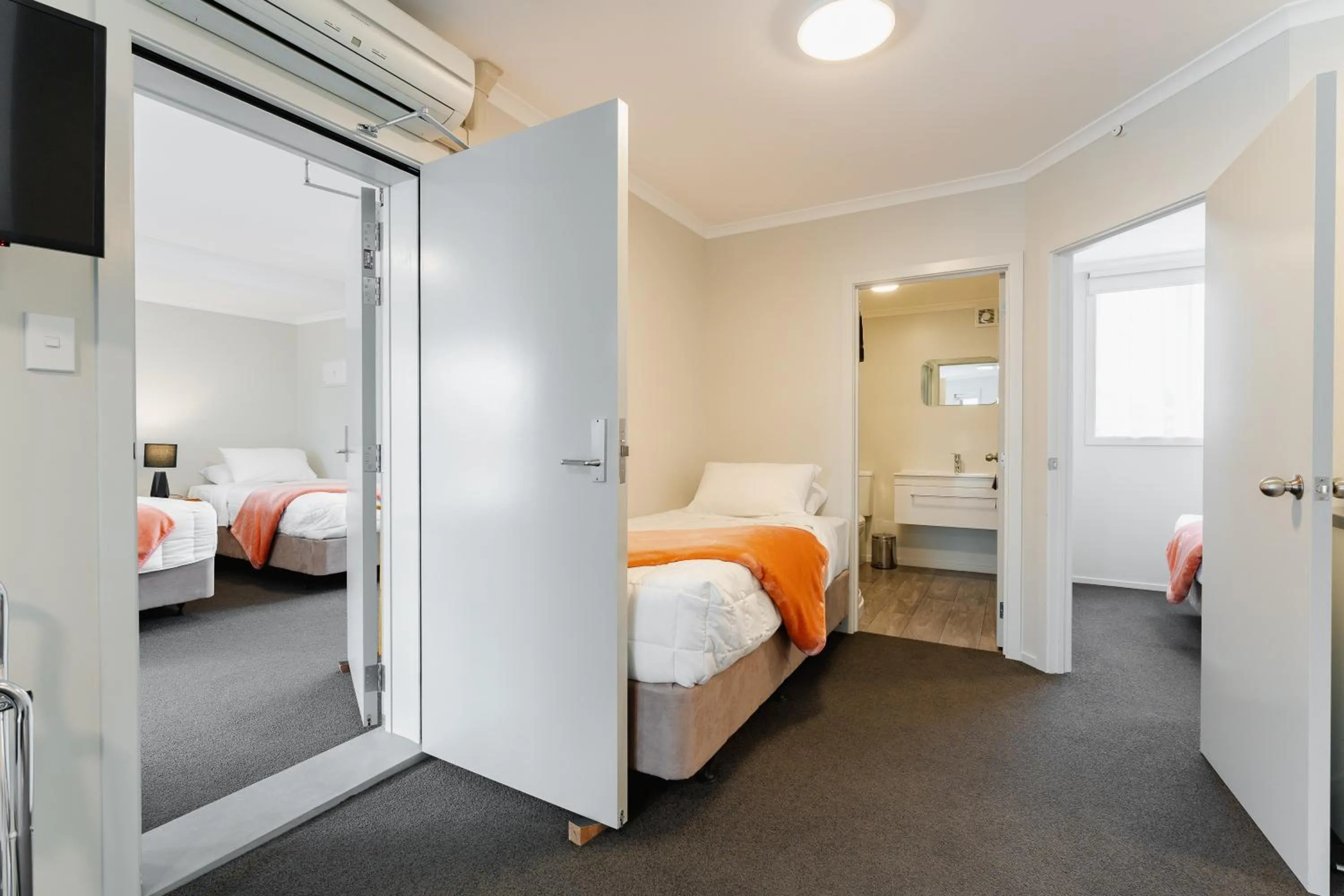 Photo of the whole room, Bed in Highway Lodge Motel