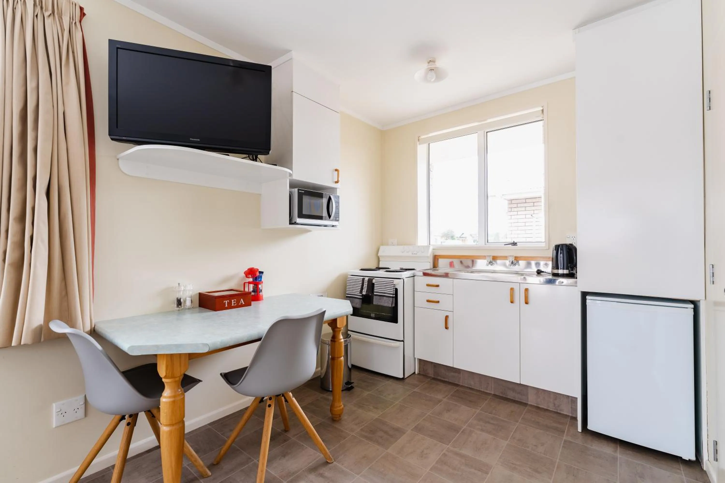 Kitchen or kitchenette in Highway Lodge Motel