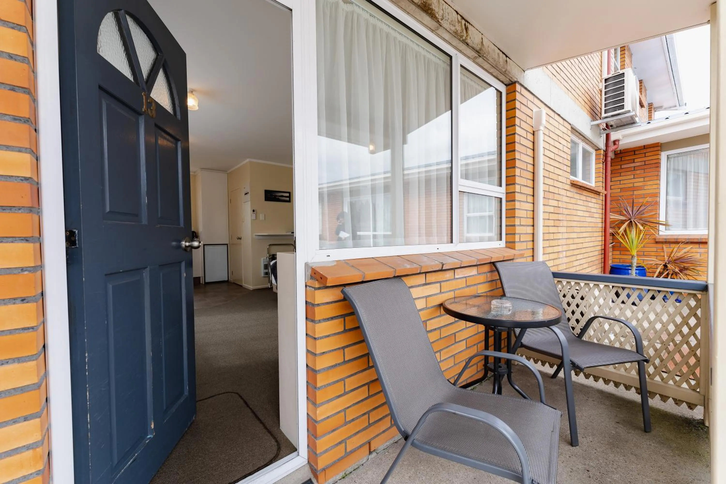 Balcony/Terrace in Highway Lodge Motel