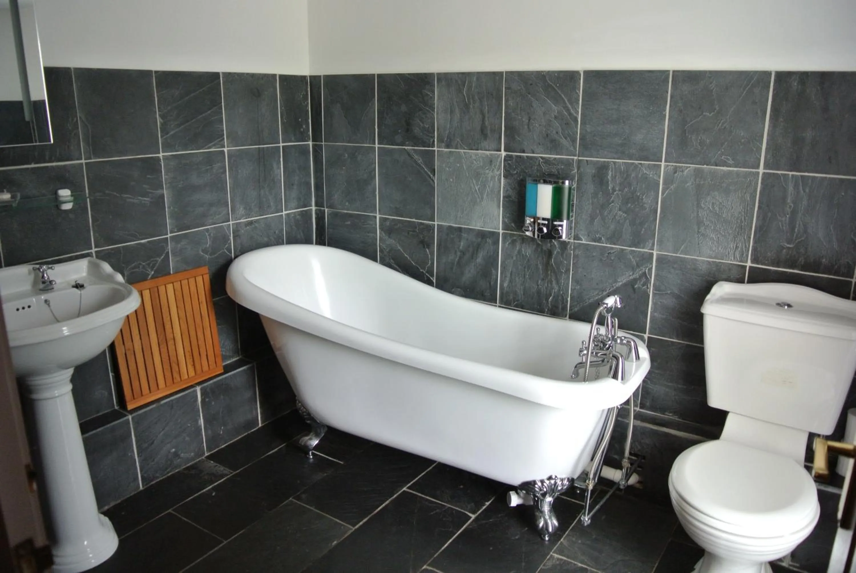 Bathroom in The Falls Of Dochart Inn