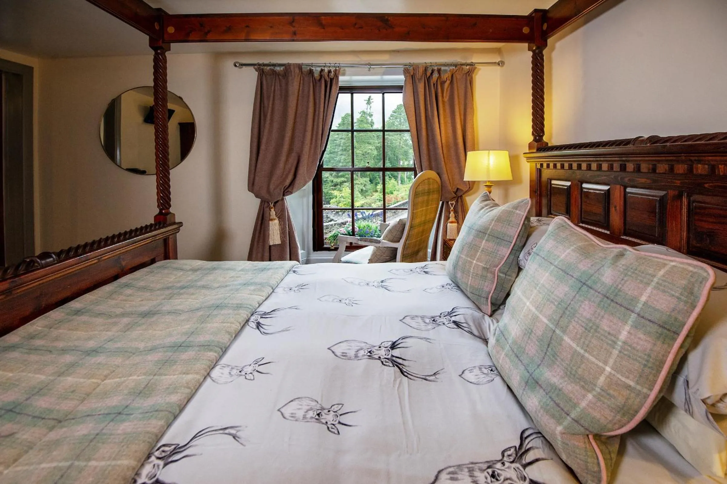 Bed in The Falls Of Dochart Inn