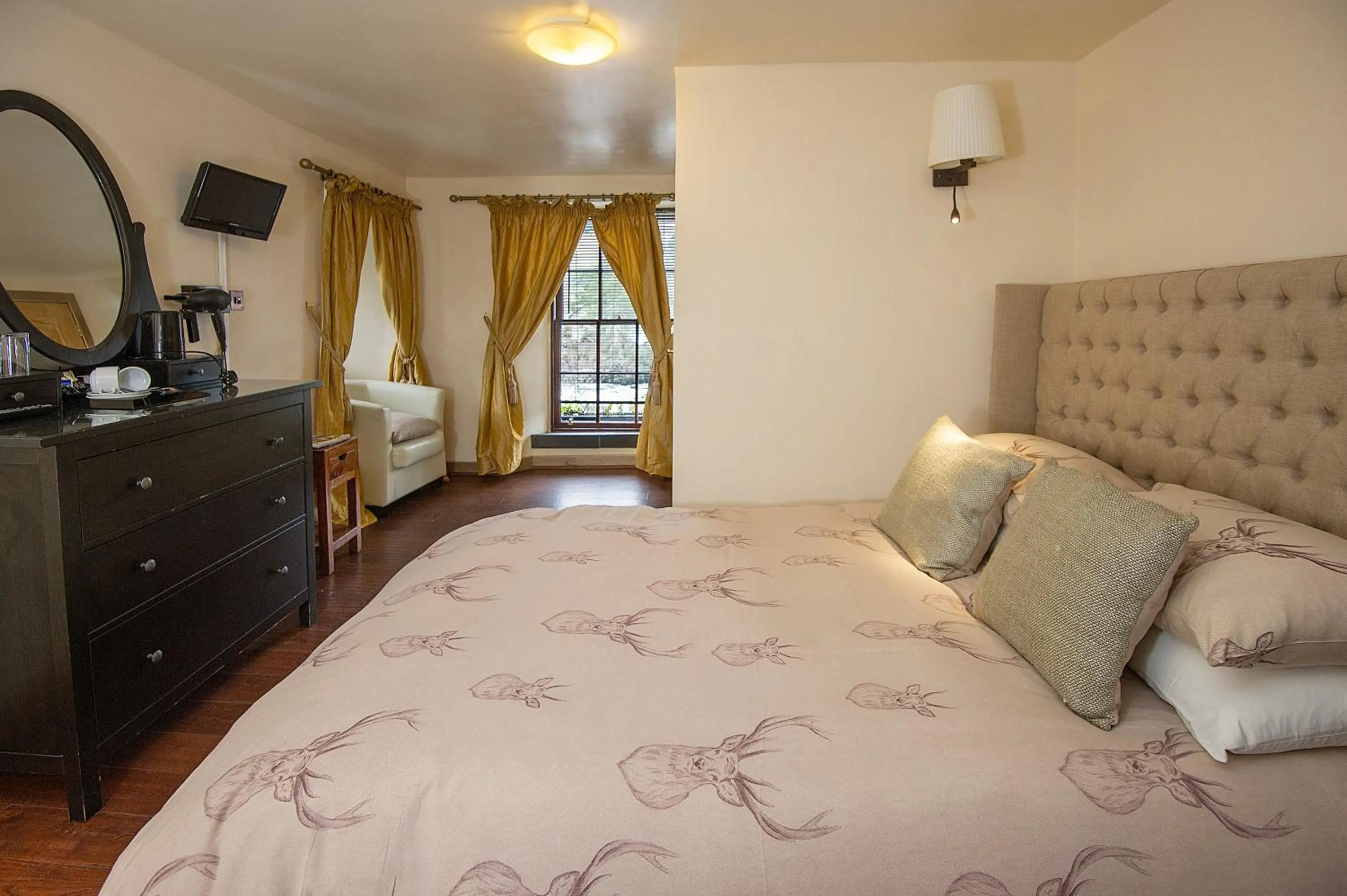 Nearby landmark, Bed in The Falls Of Dochart Inn