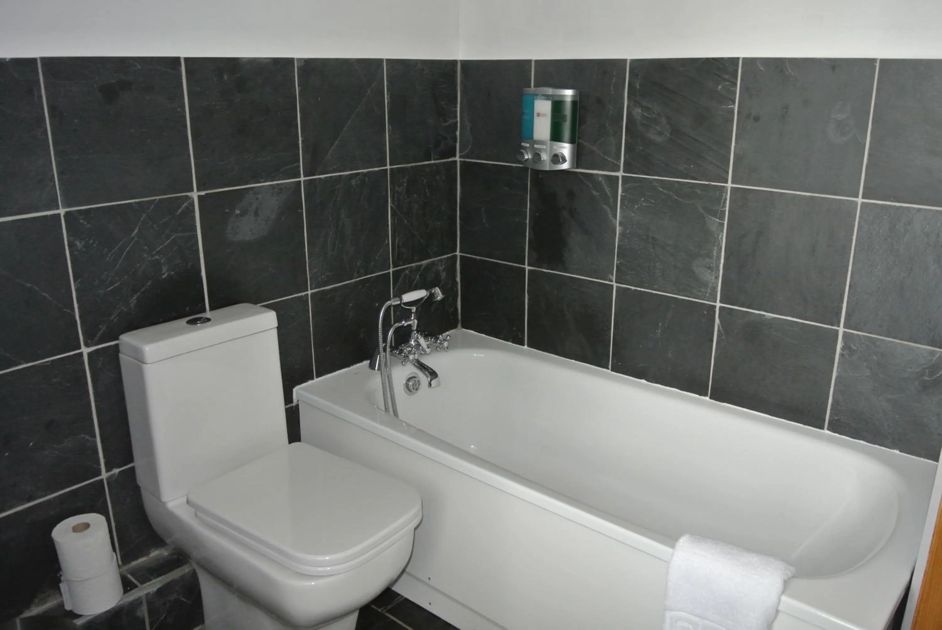 Bathroom in The Falls Of Dochart Inn