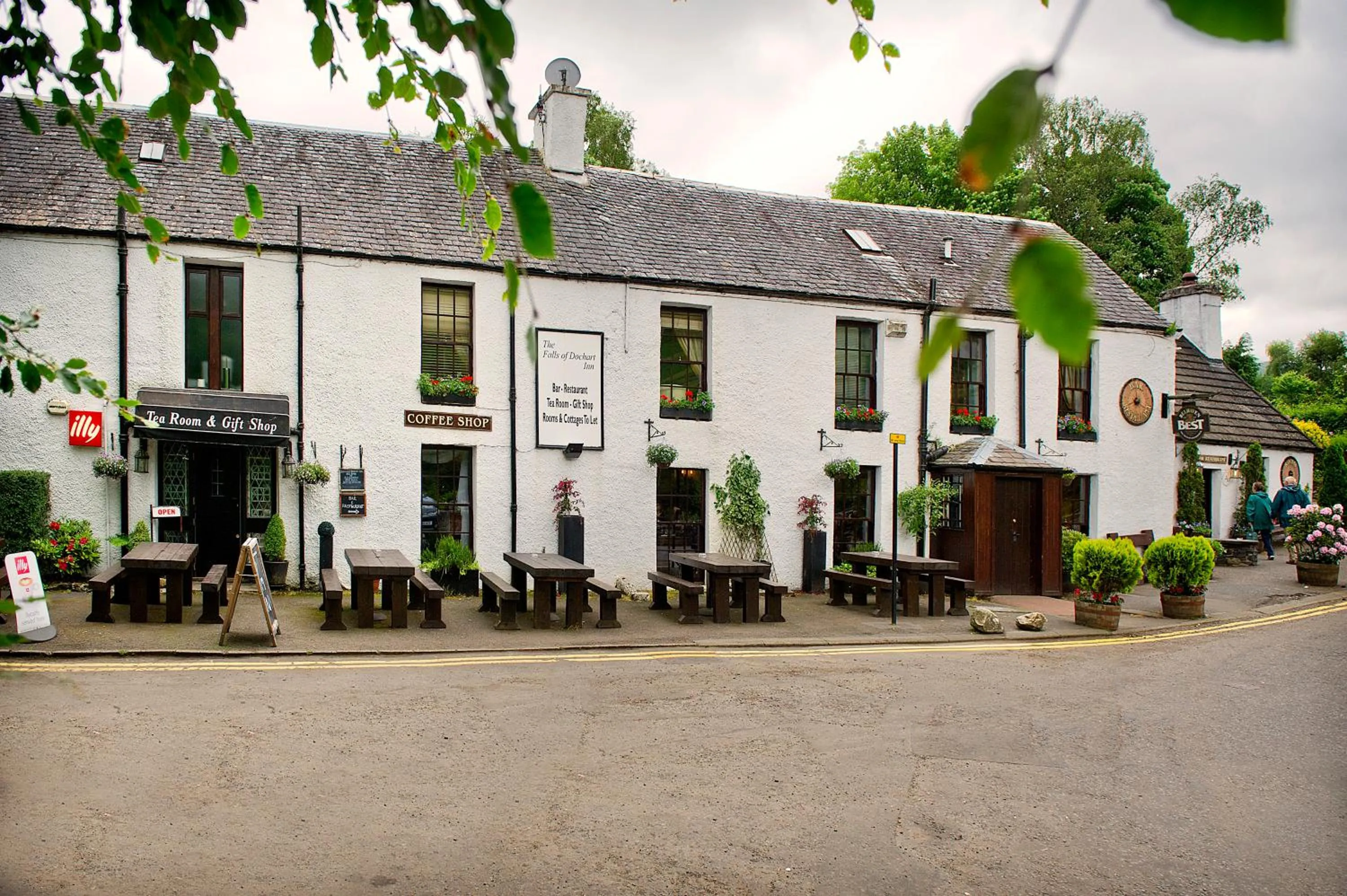 Property building in The Falls Of Dochart Inn