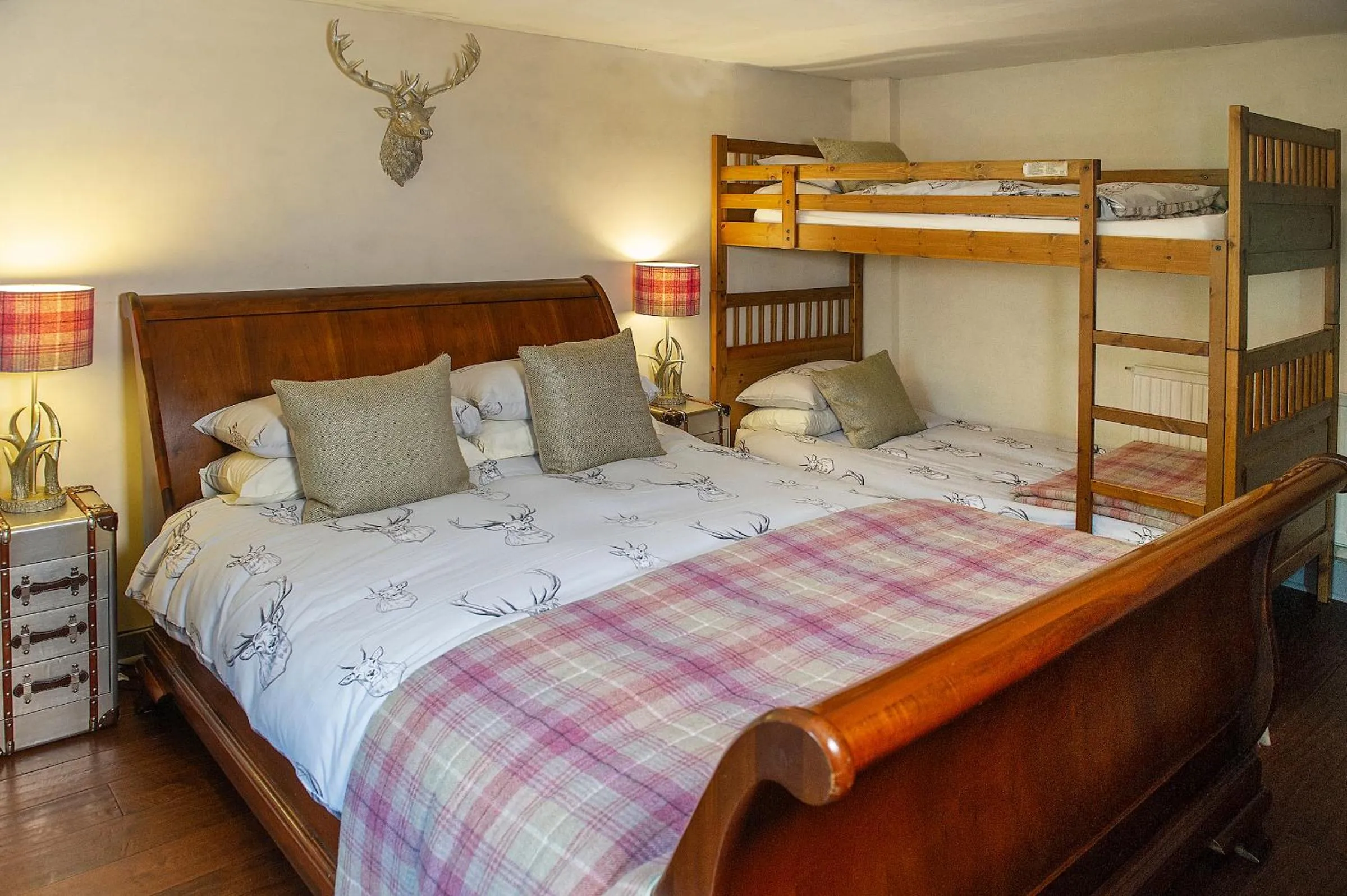 Bed in The Falls Of Dochart Inn