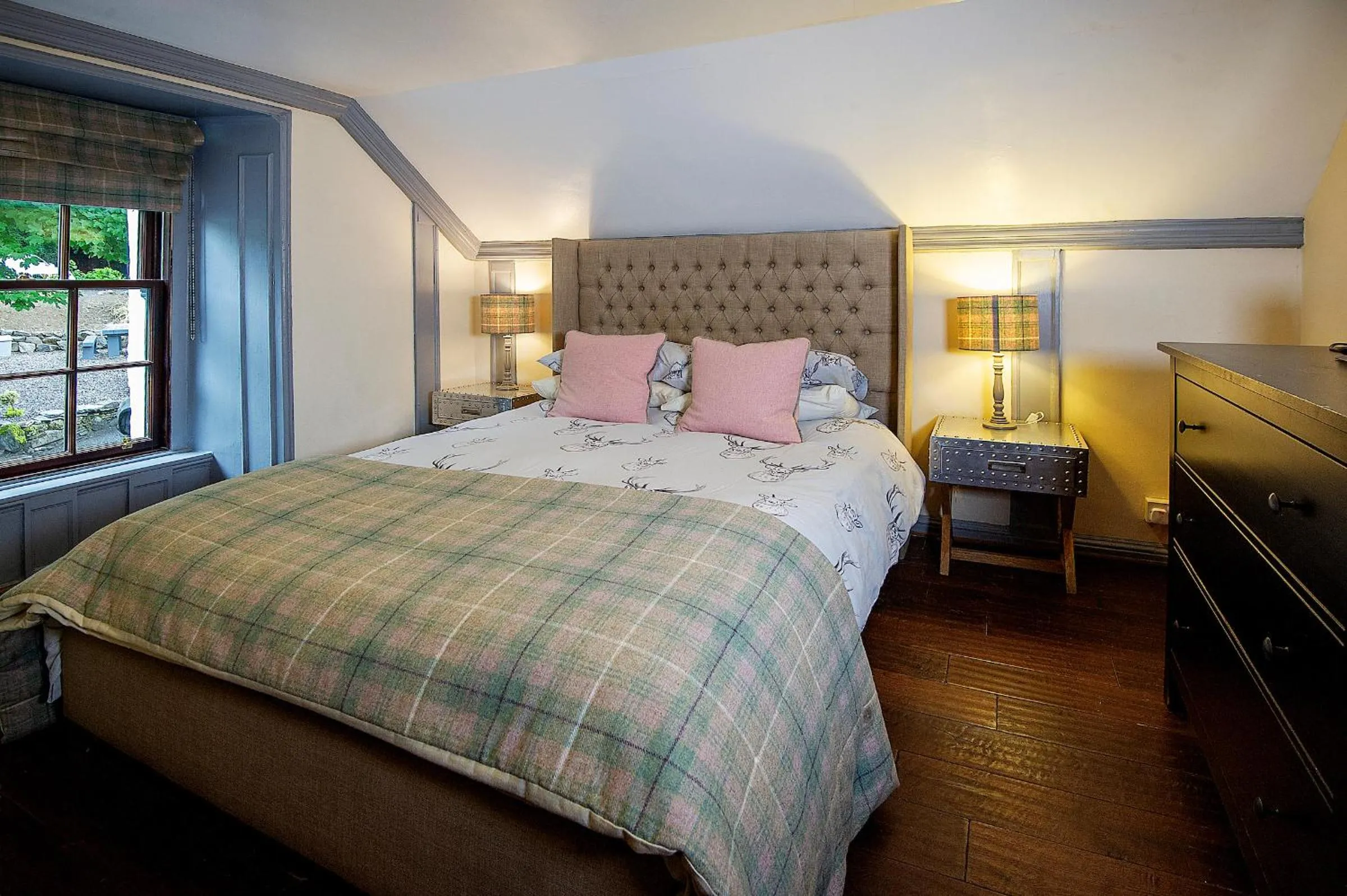 Bed in The Falls Of Dochart Inn