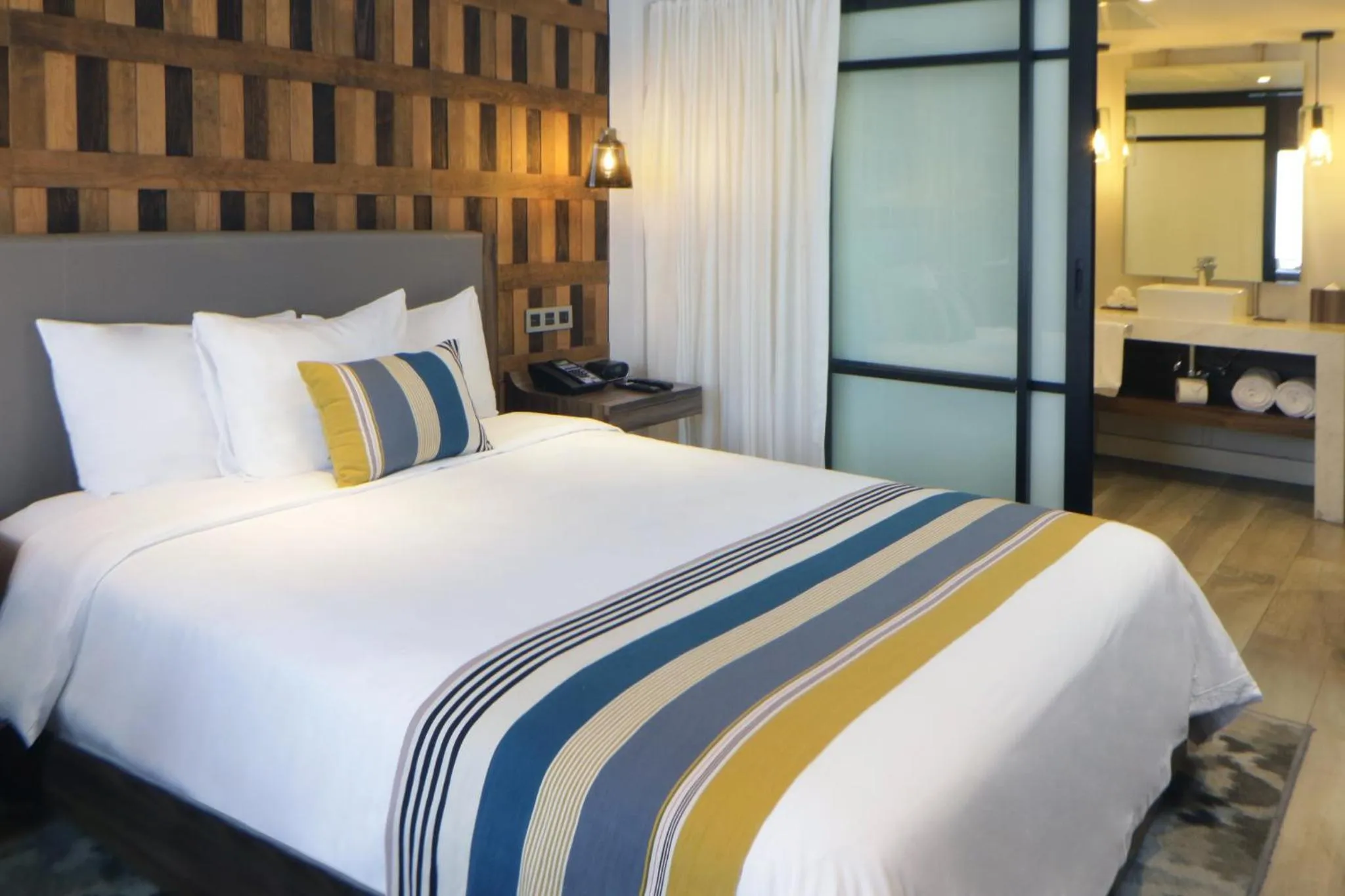 Photo of the whole room, Bed in Hotel Indigo Guadalajara Expo by IHG